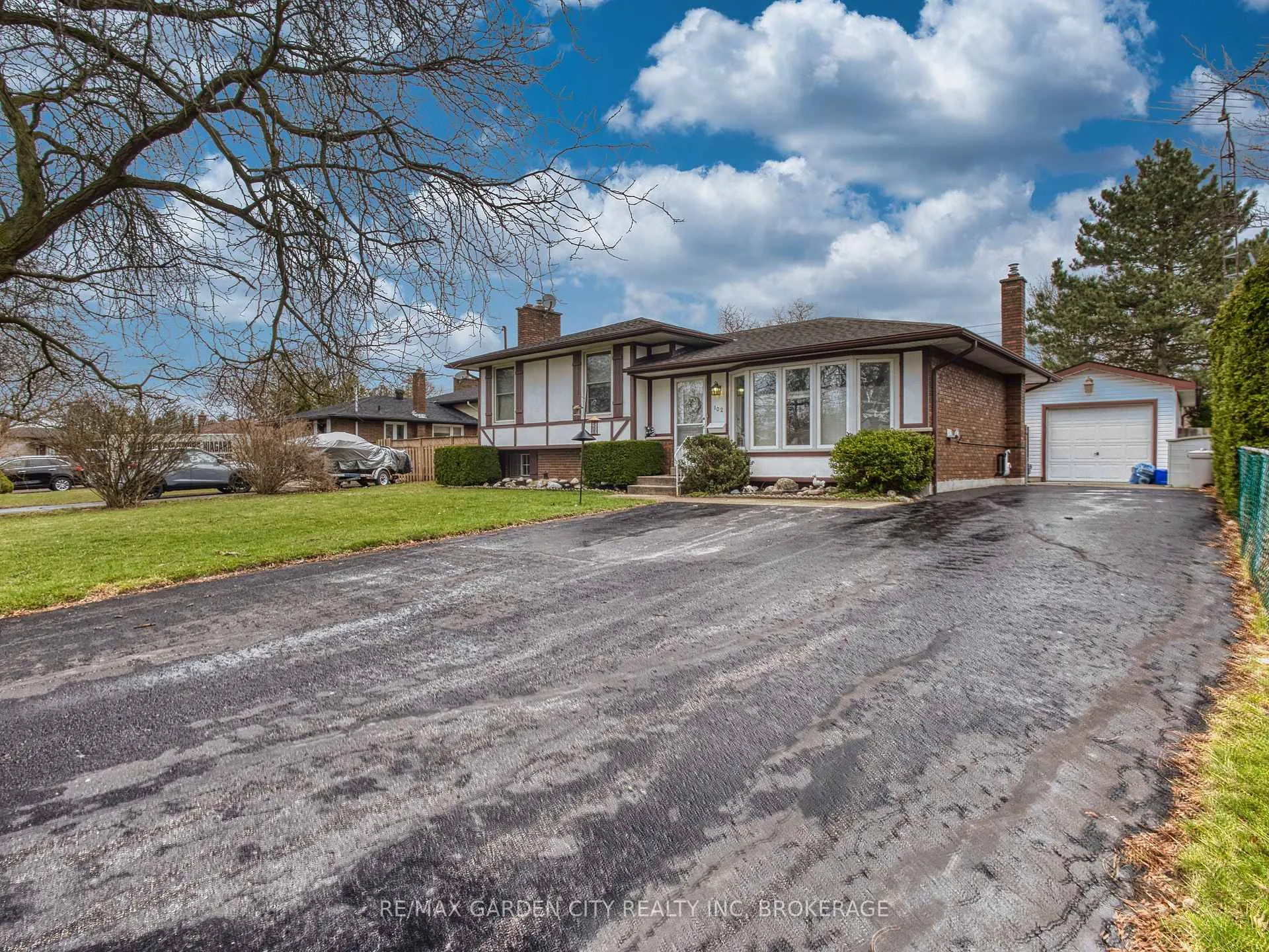 Photo 2 of 102 Meredith Drive, St. Catharines, Carlton/Bunting — HOMEH