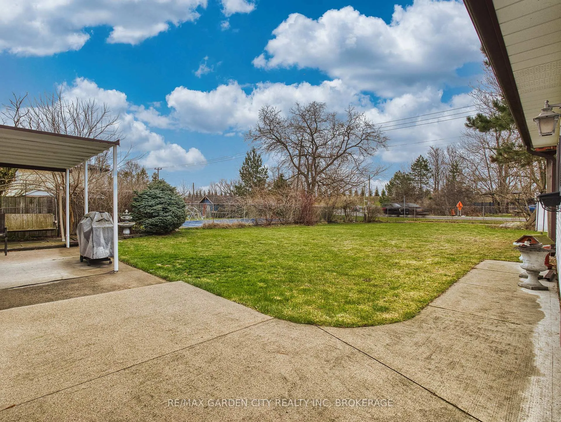 Photo 3 of 102 Meredith Drive, St. Catharines, Carlton/Bunting — HOMEH