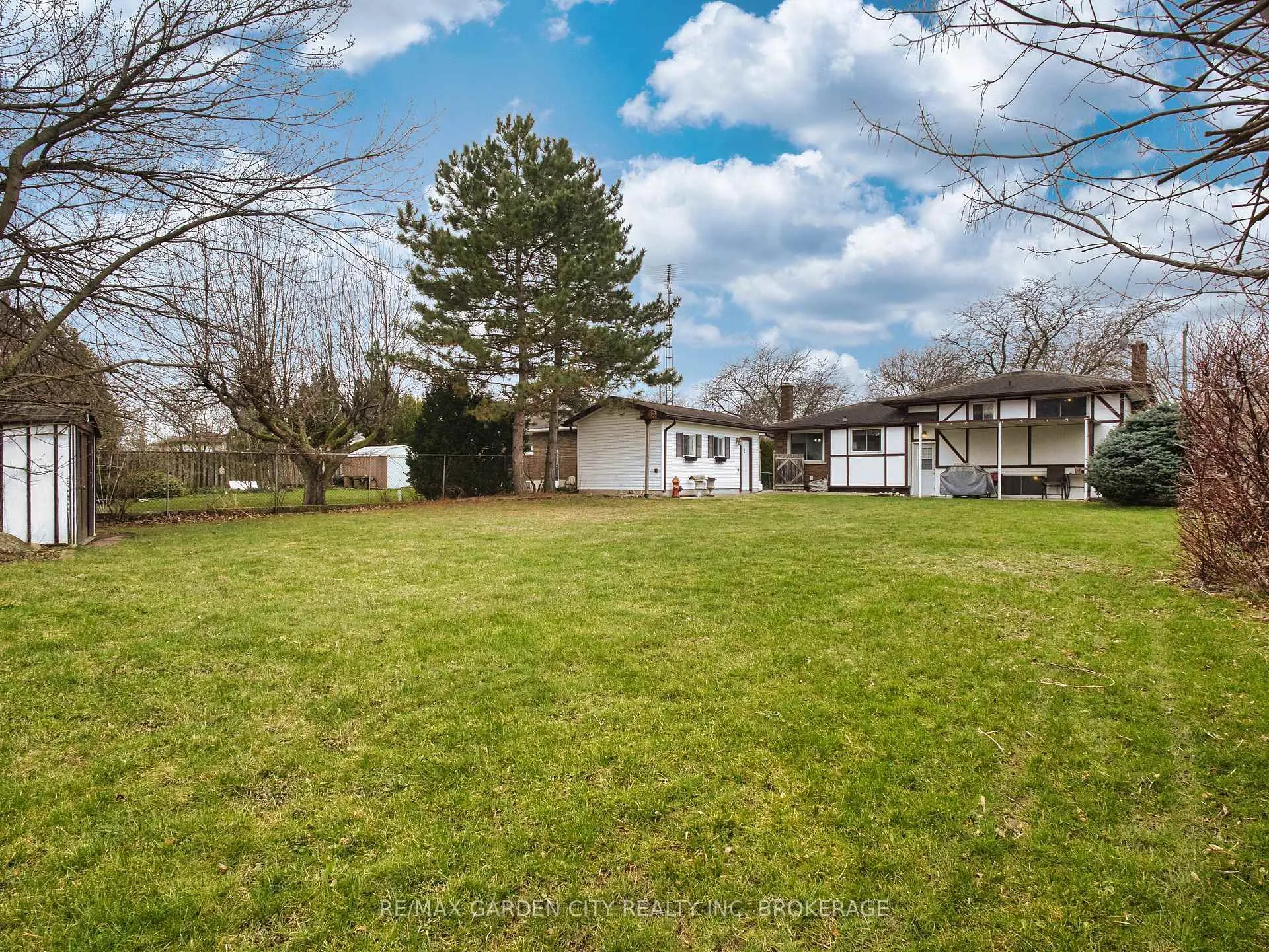 Photo 5 of 102 Meredith Drive, St. Catharines, Carlton/Bunting — HOMEH