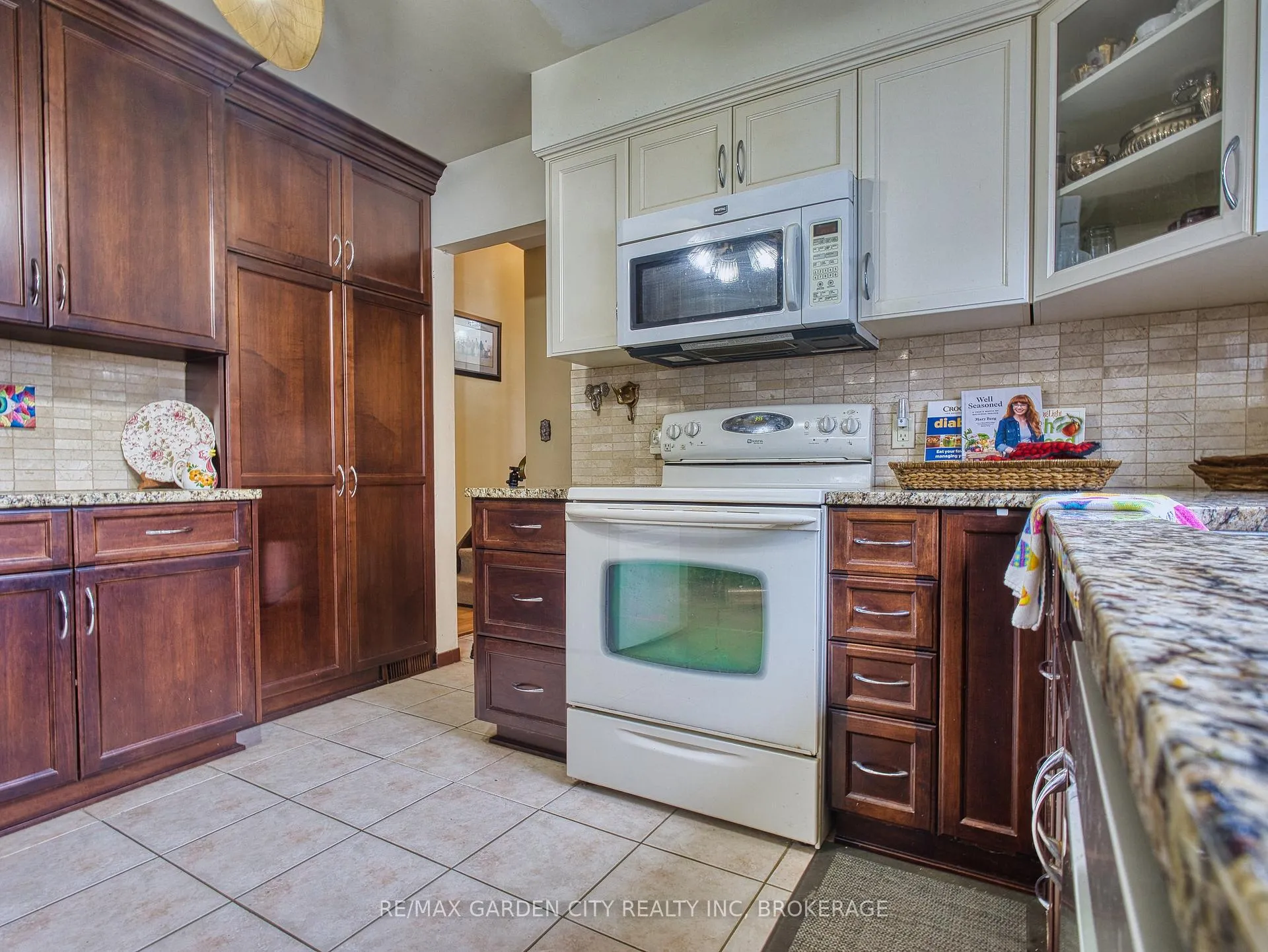 Photo 16 of 102 Meredith Drive, St. Catharines, Carlton/Bunting — HOMEH