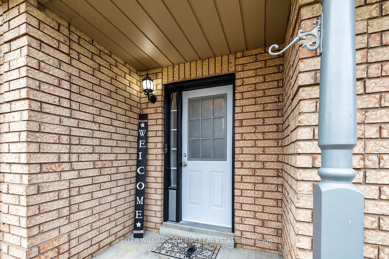 Photo 3 of 1642 Woodgate Trail, Oshawa, Samac — HOMEH