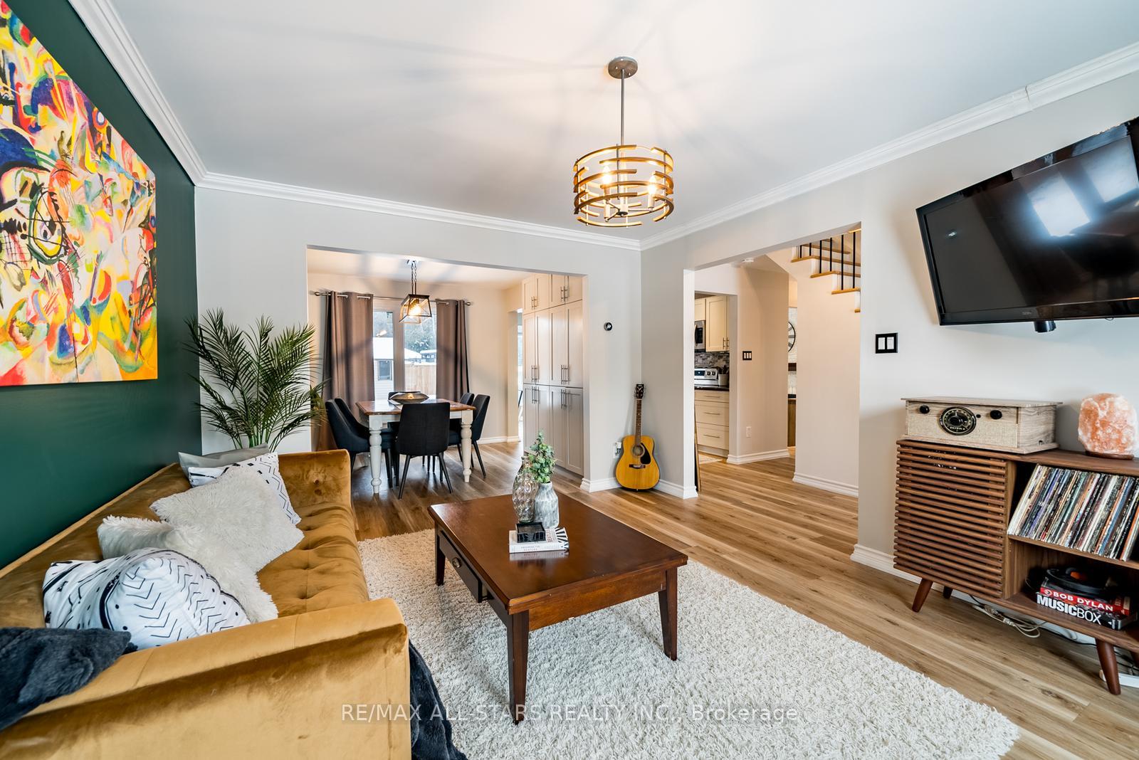 Photo 10 of 155 Willow Lane, Newmarket, Bristol-London — HOMEH