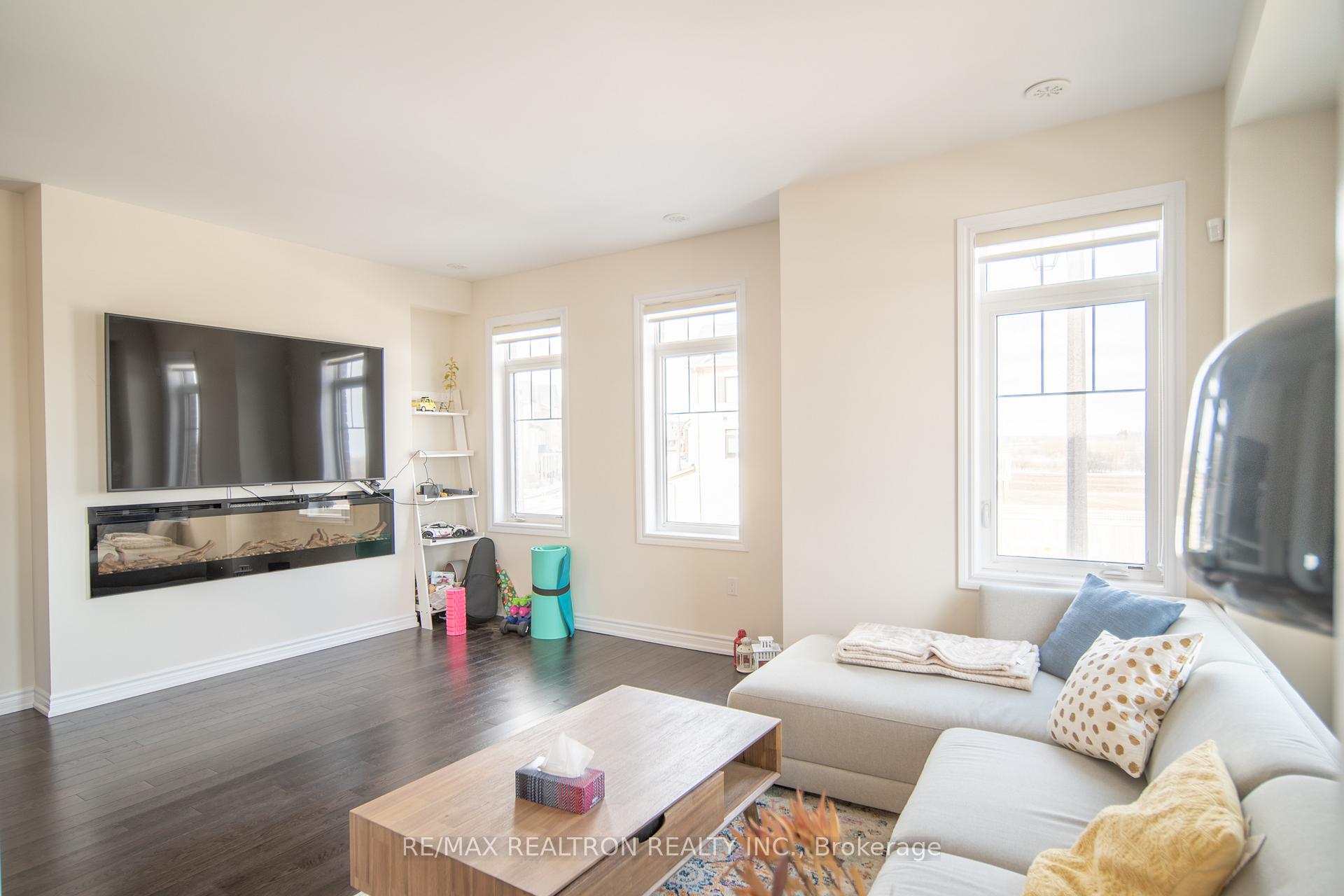 Photo 3 of 55 George Peach Drive, Markham, Victoria Square — HOMEH