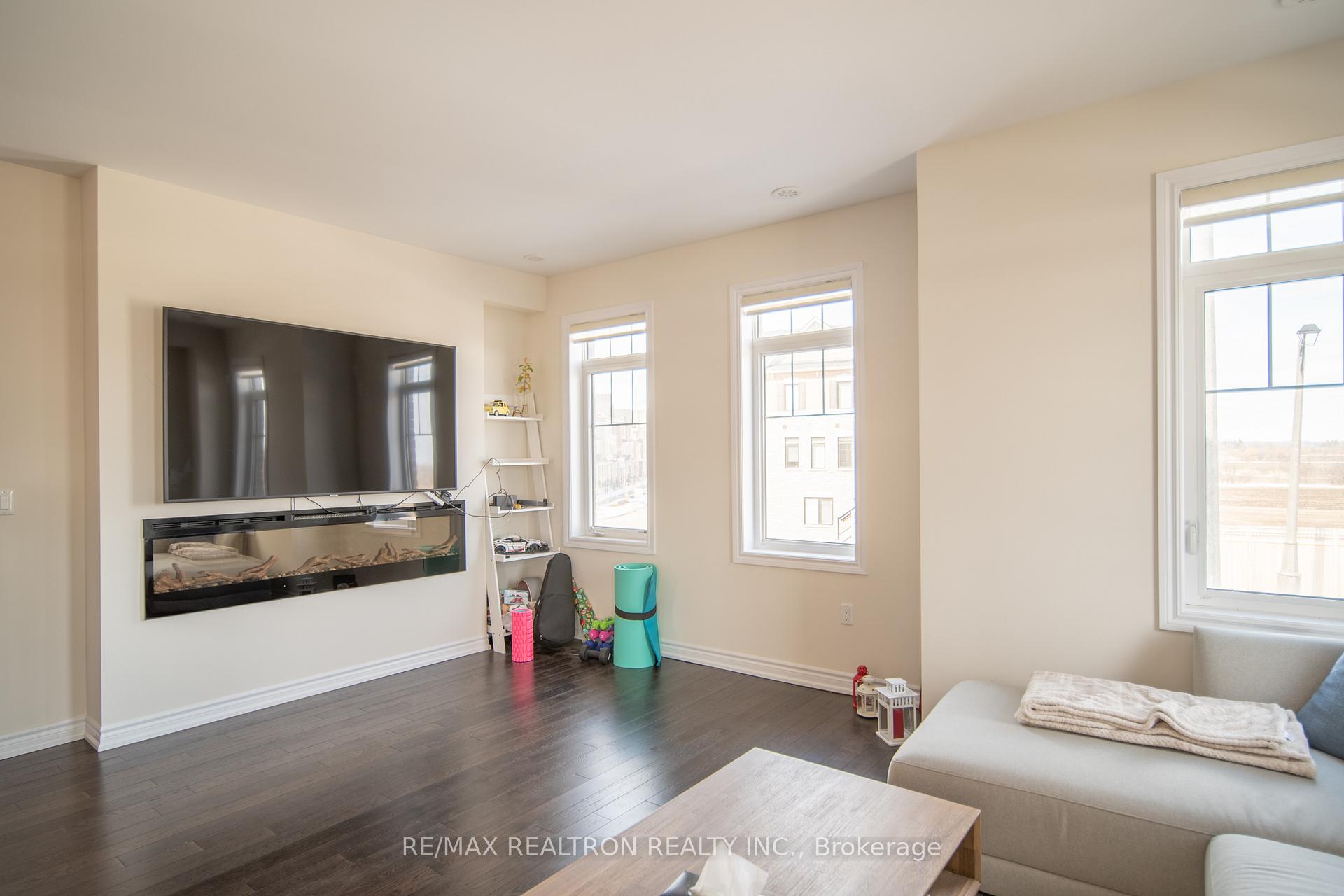 Photo 10 of 55 George Peach Drive, Markham, Victoria Square — HOMEH