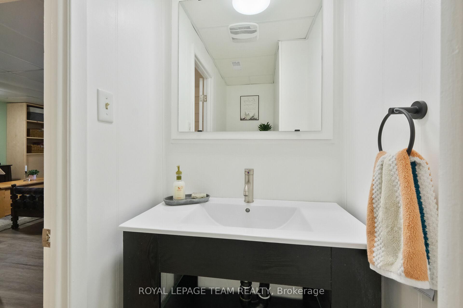 Photo 35 of 906 Borland Drive, Ottawa, Chatelaine Village — HOMEH