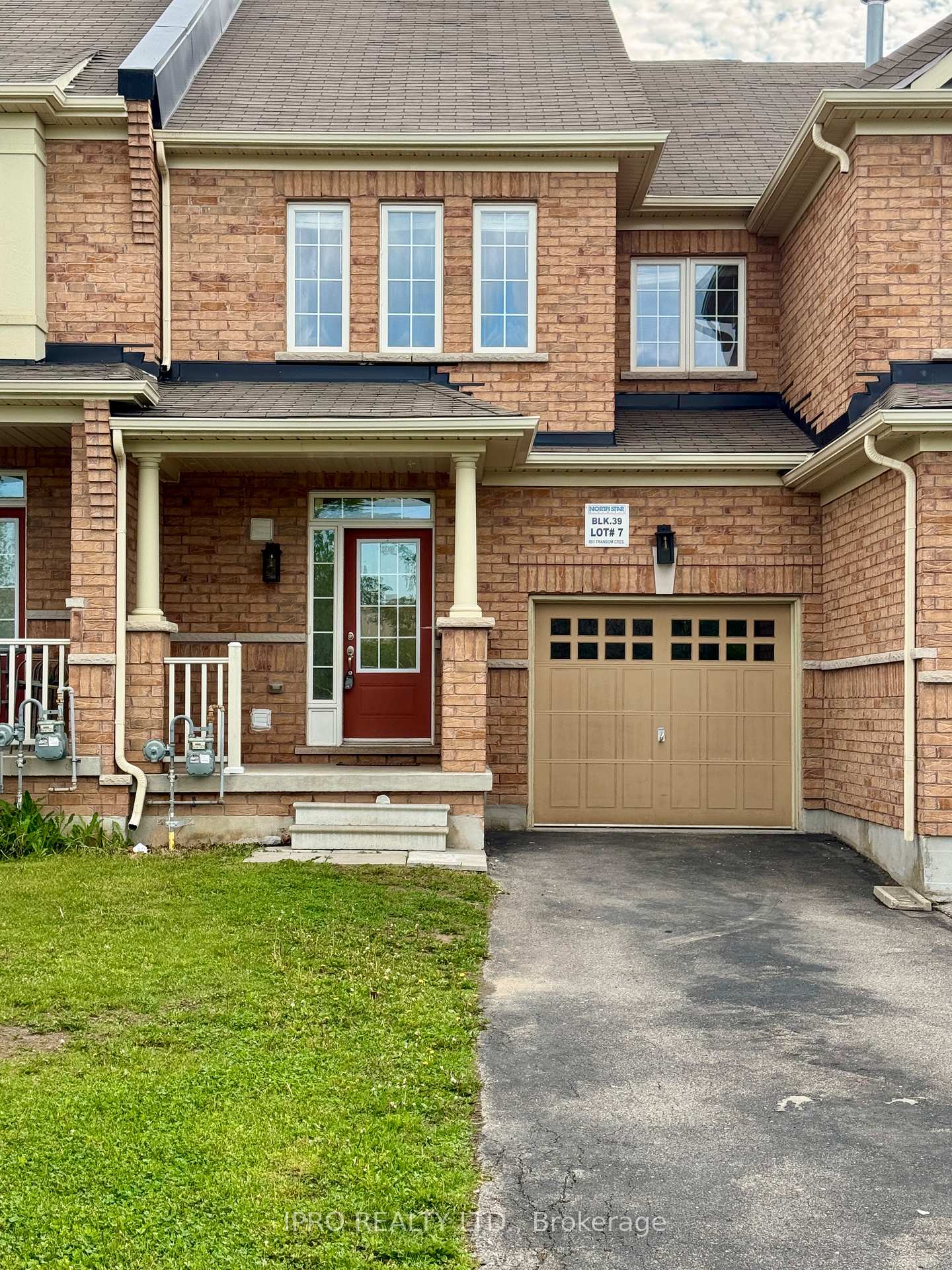 Front of 893 Transom Crescent