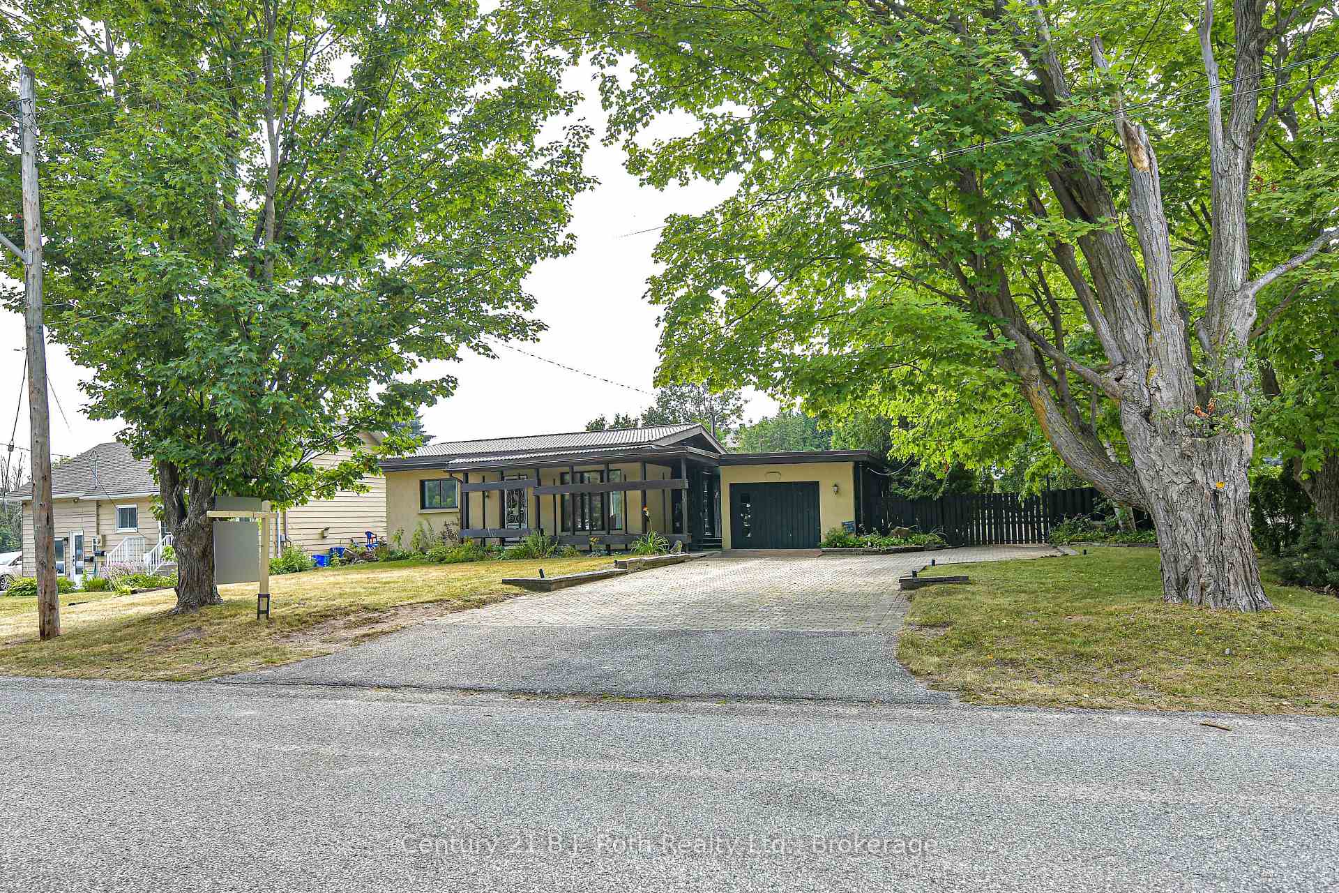 Photo 2 of 535 High Street, Orillia — HOMEH