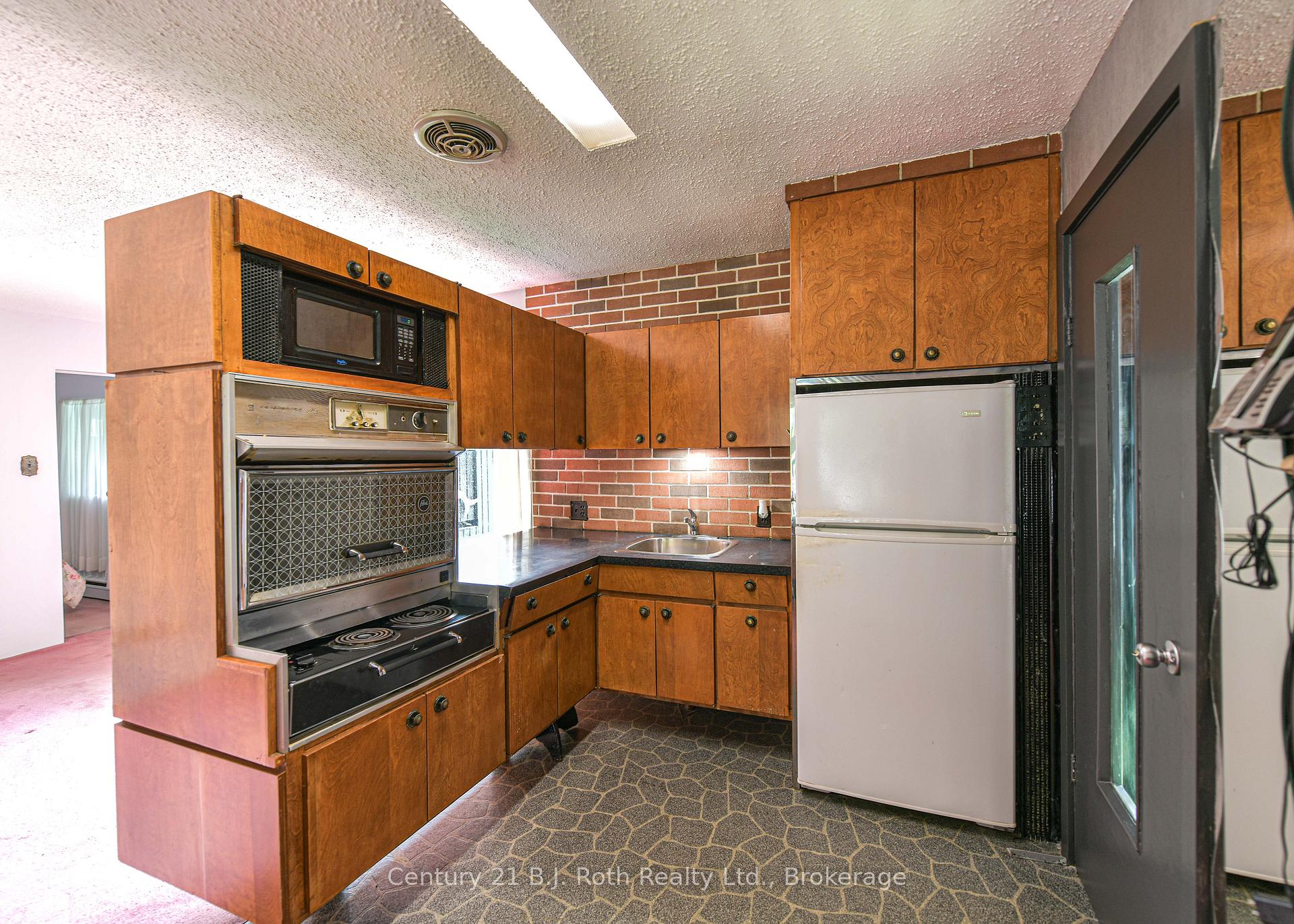 Photo 7 of 535 High Street, Orillia — HOMEH