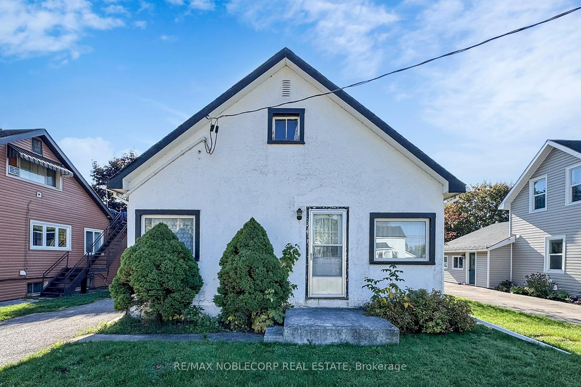 Photo 4 of 51 Simcoe Street, Orillia — HOMEH