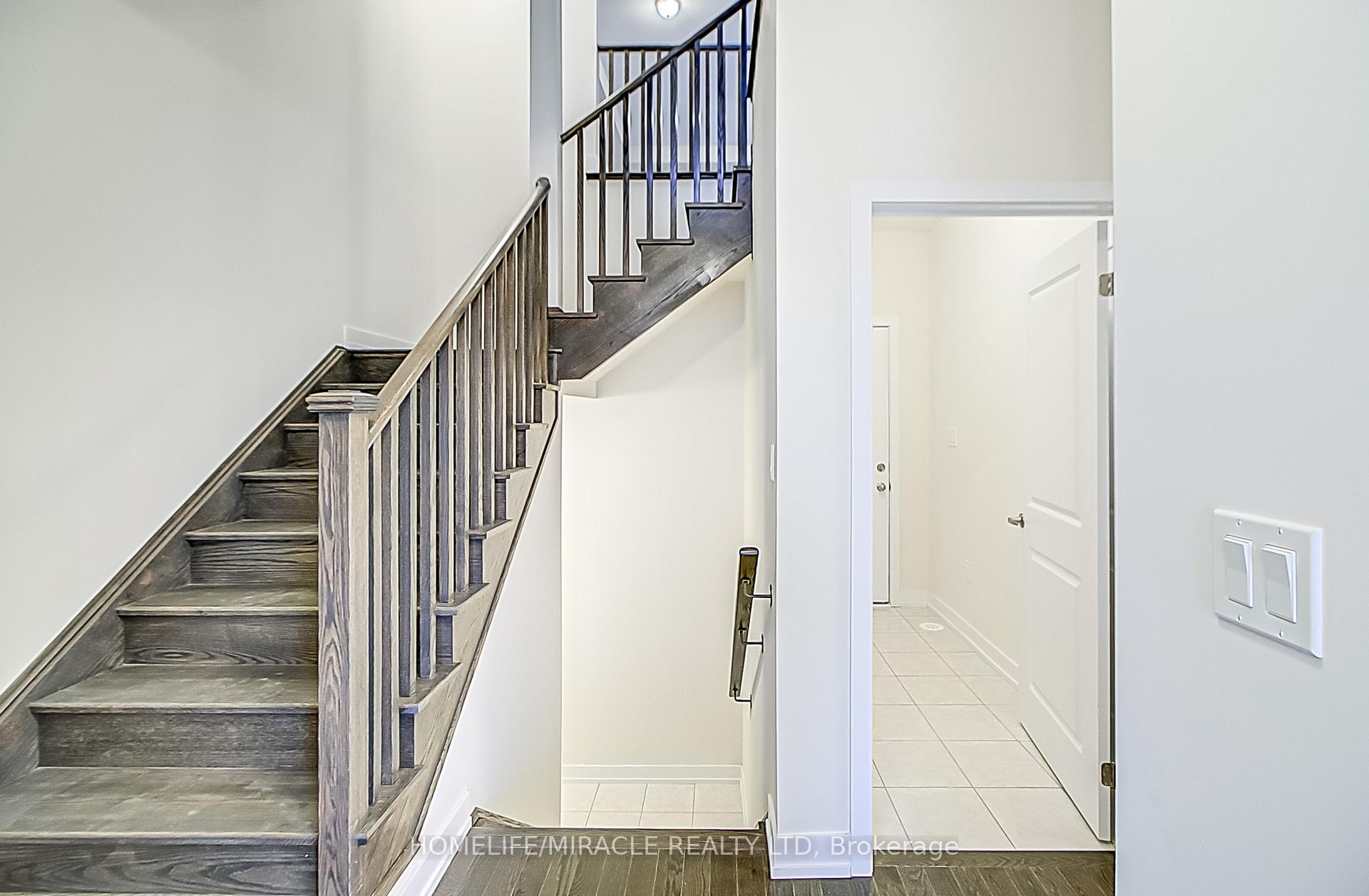Photo 2 of 3133 Meadowridge Drive, Oakville, Joshua Meadows — HOMEH