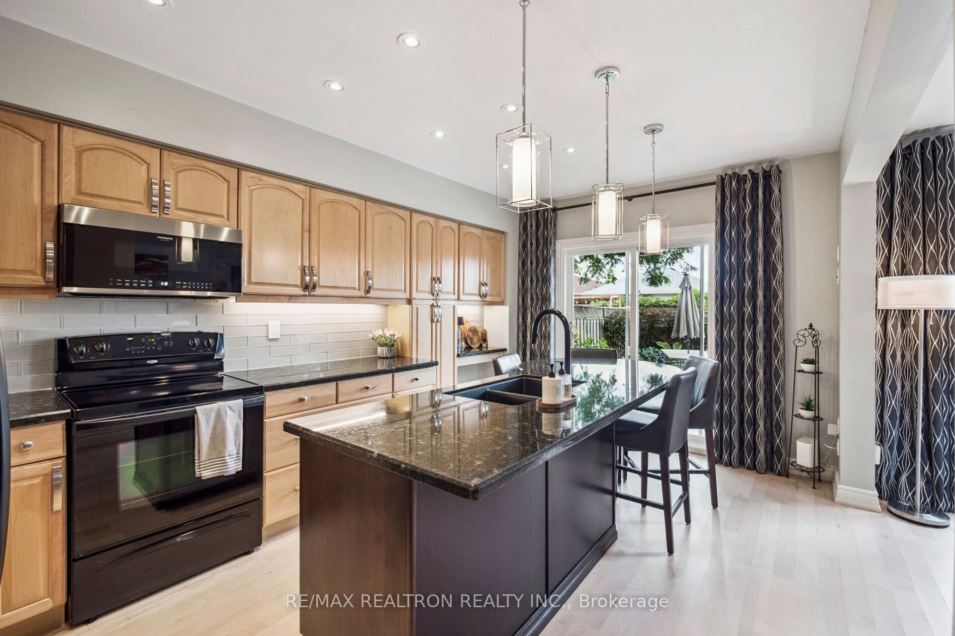 Photo 14 of 514 Menczel Crescent, Newmarket, Summerhill Estates — HOMEH