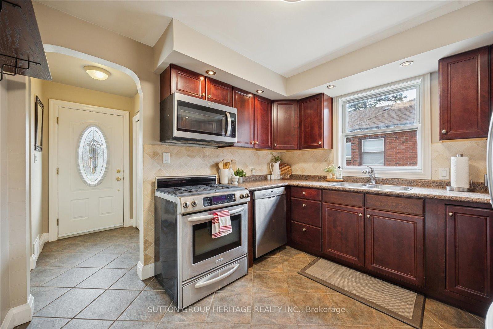 Photo 11 of 256 College Avenue, Oshawa, Vanier — HOMEH