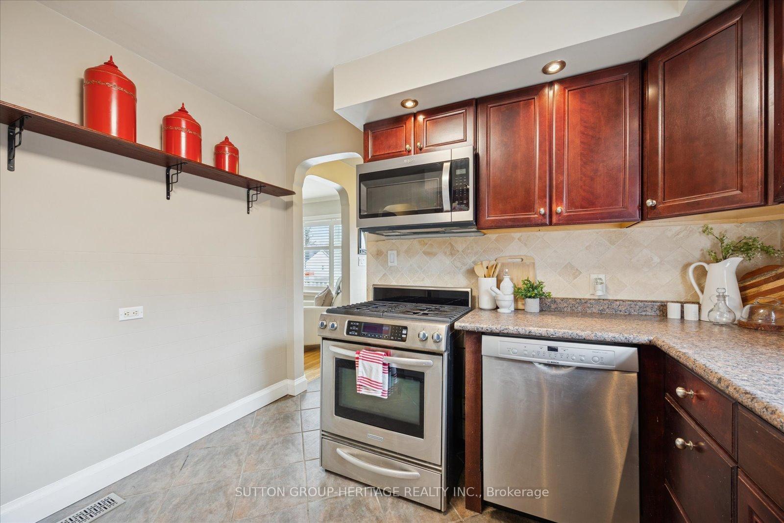 Photo 14 of 256 College Avenue, Oshawa, Vanier — HOMEH