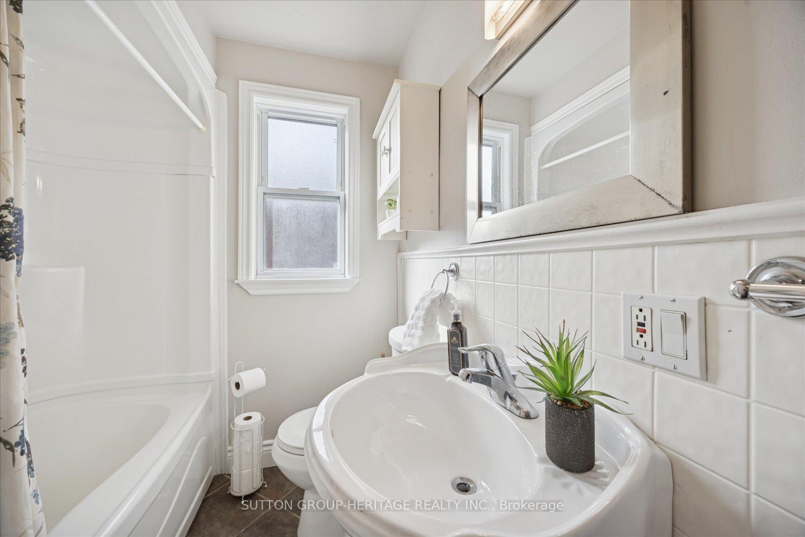 Photo 16 of 256 College Avenue, Oshawa, Vanier — HOMEH