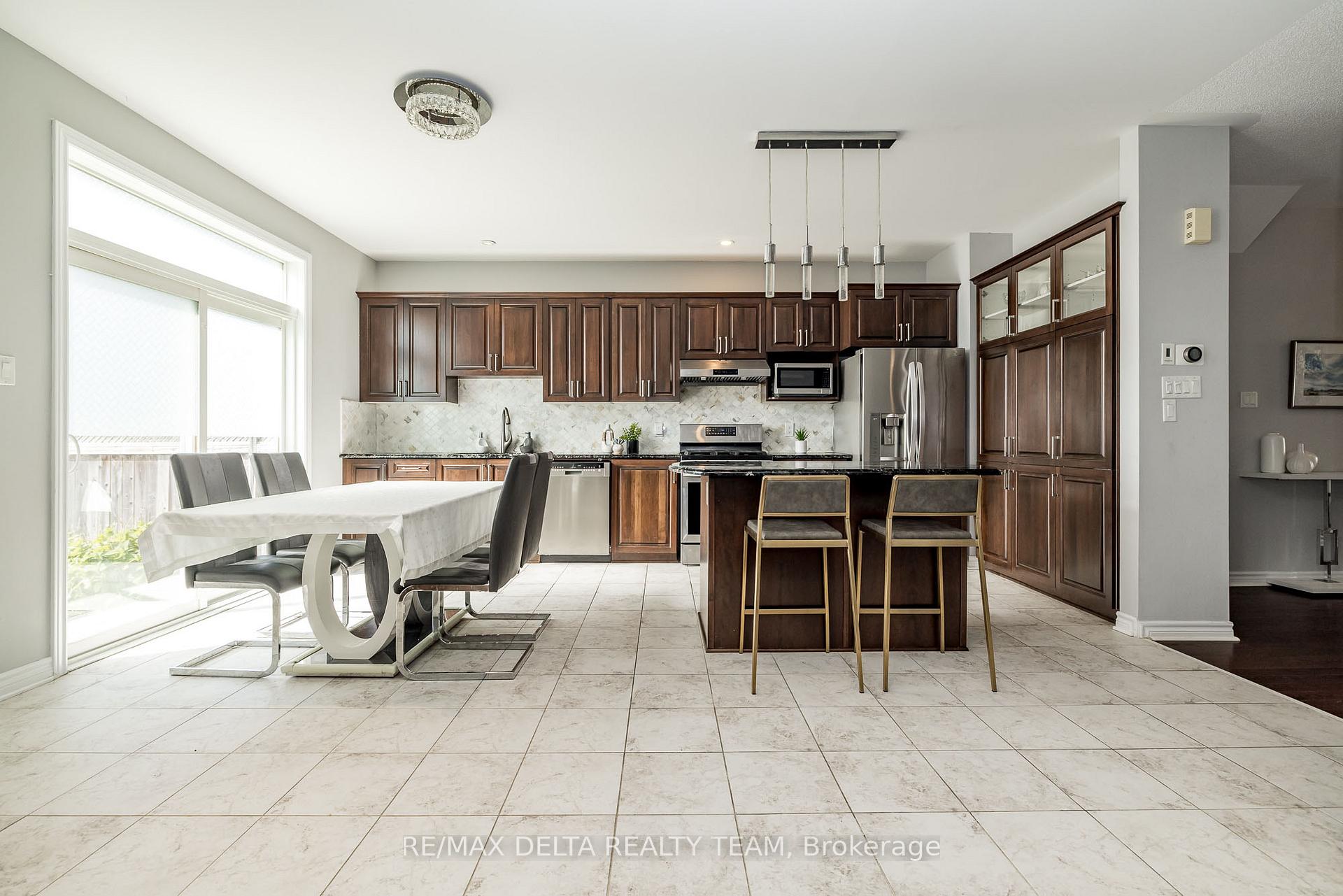Photo 4 of 218 Enclave Walk, Ottawa, Mer Bleue/Bradley Estates/Anderson Park — HOMEH