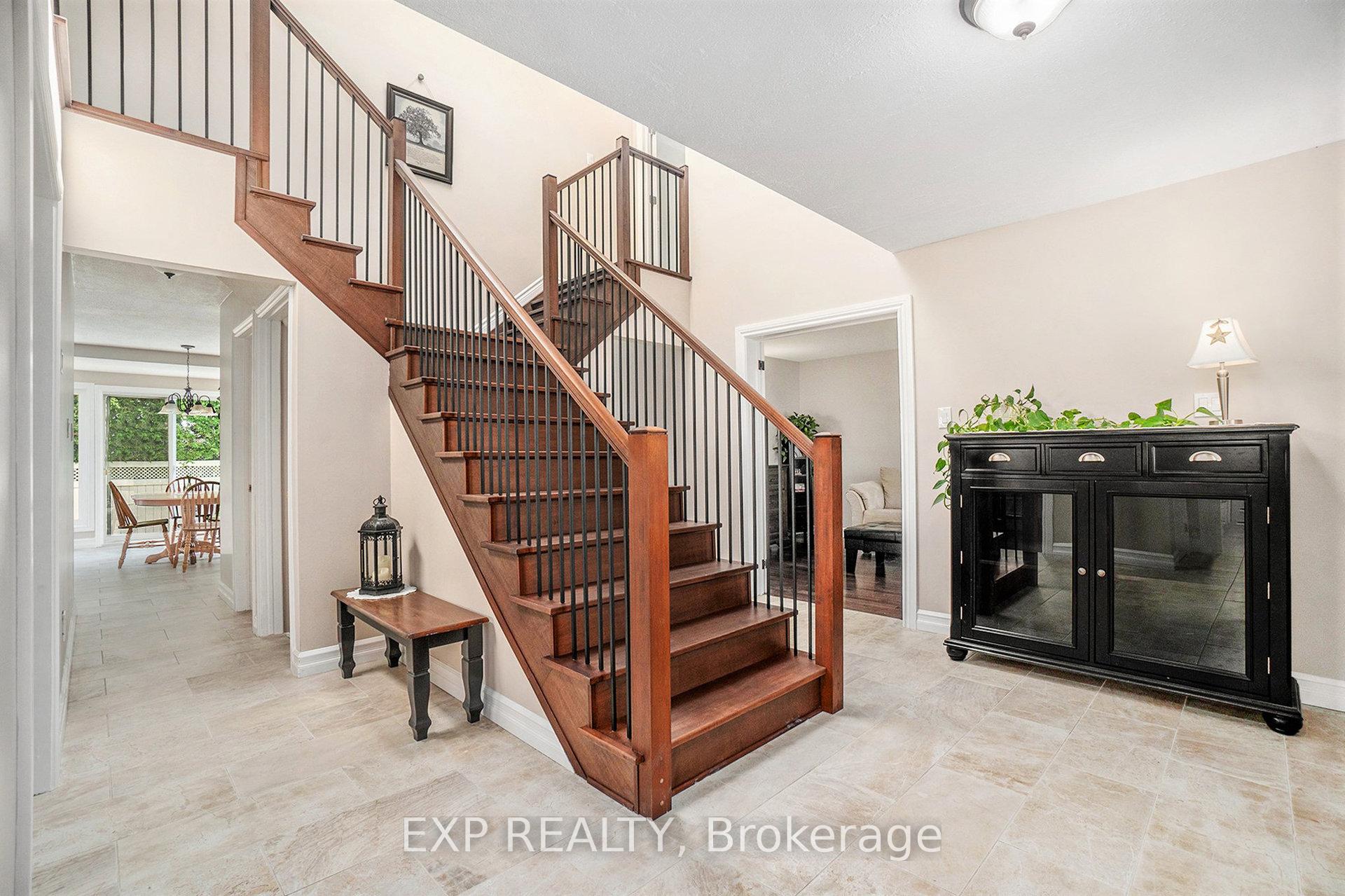 Photo 3 of 1415 Bouton D'or Way, Ottawa, Bilberry Creek/Queenswood Heights — HOMEH