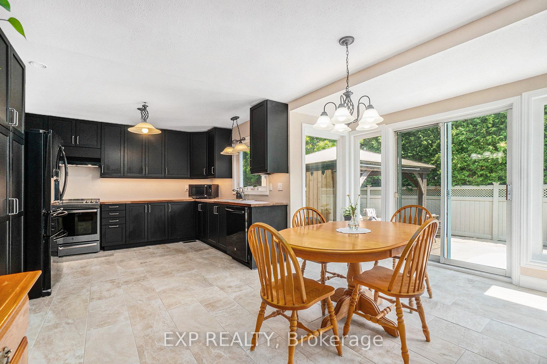 Photo 14 of 1415 Bouton D'or Way, Ottawa, Bilberry Creek/Queenswood Heights — HOMEH