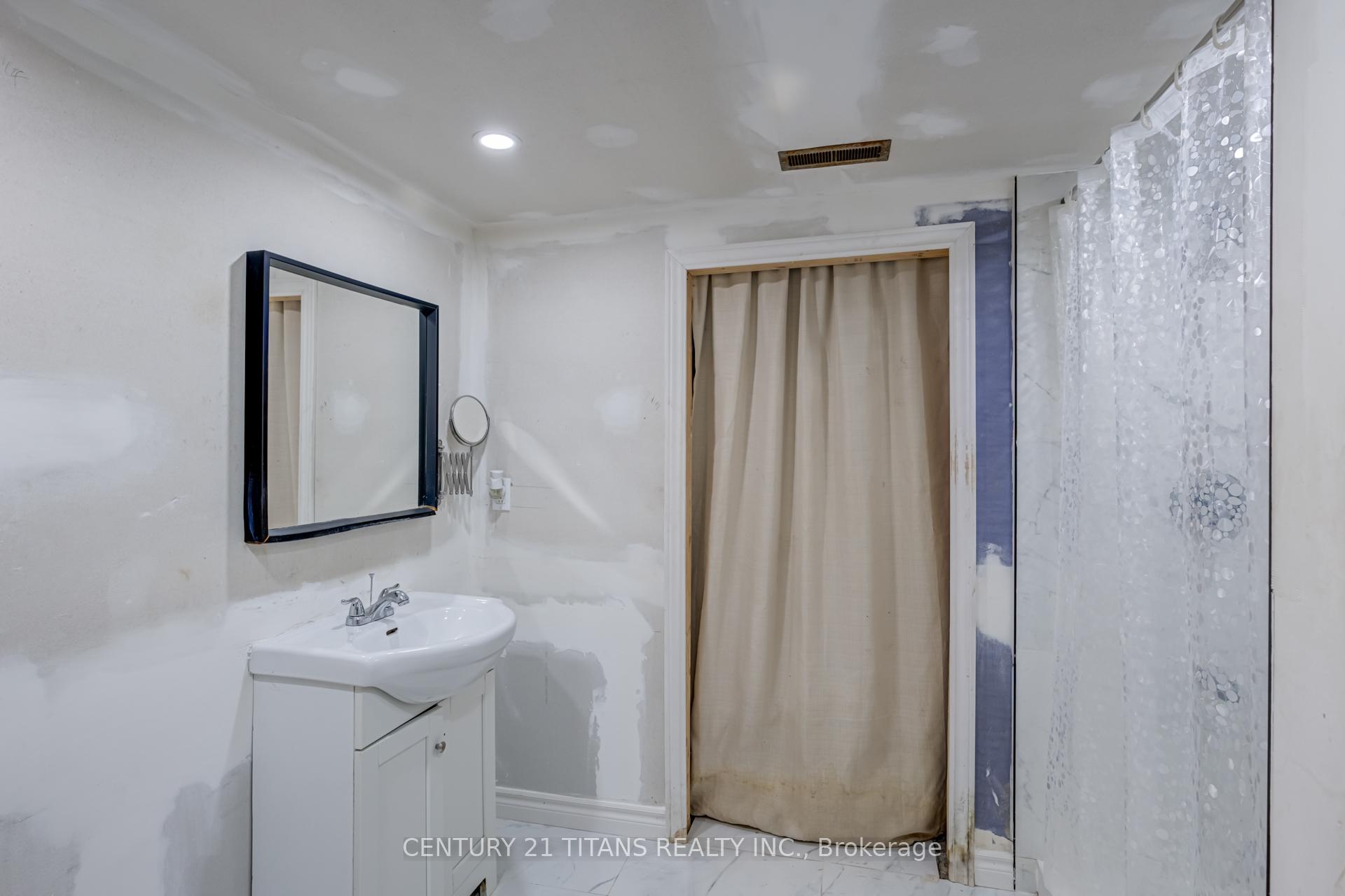 Photo 38 of 107 Wilson Road N, Oshawa, O'Neill — HOMEH