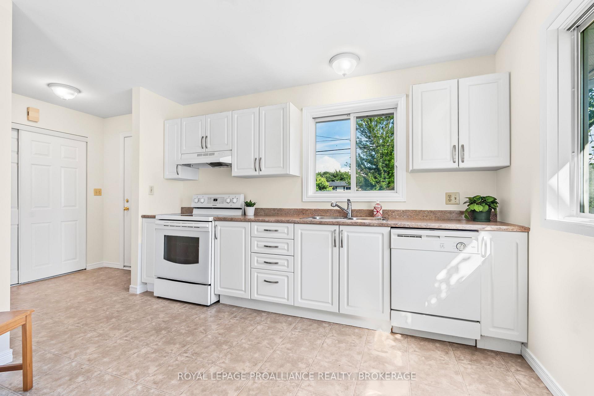 Photo 3 of 1470 Montreal Street, Kingston, Rideau — HOMEH