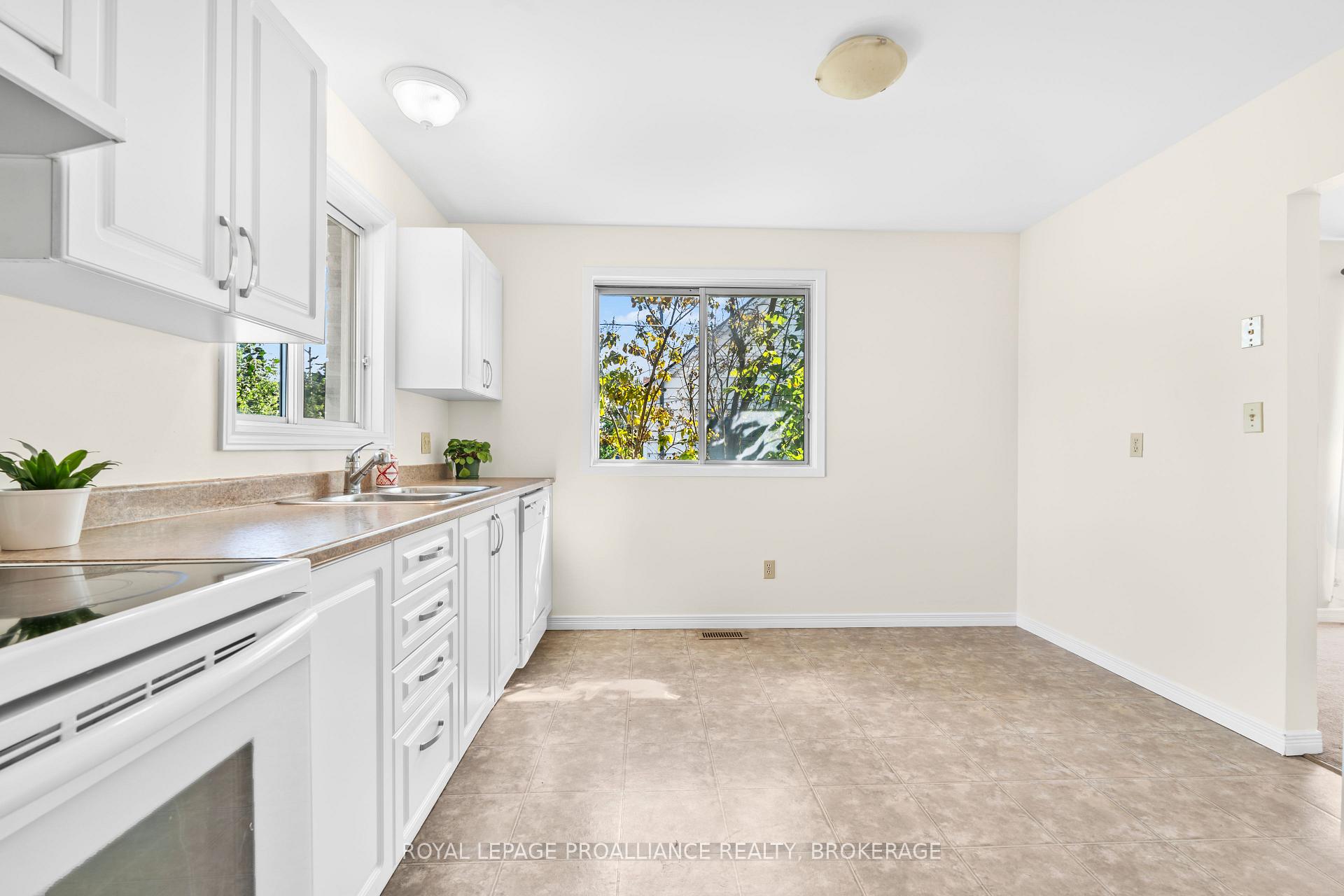 Photo 4 of 1470 Montreal Street, Kingston, Rideau — HOMEH