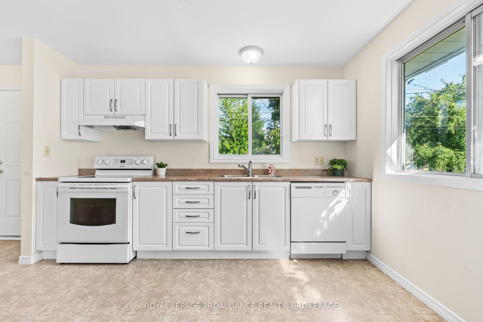 Photo 5 of 1470 Montreal Street, Kingston, Rideau — HOMEH