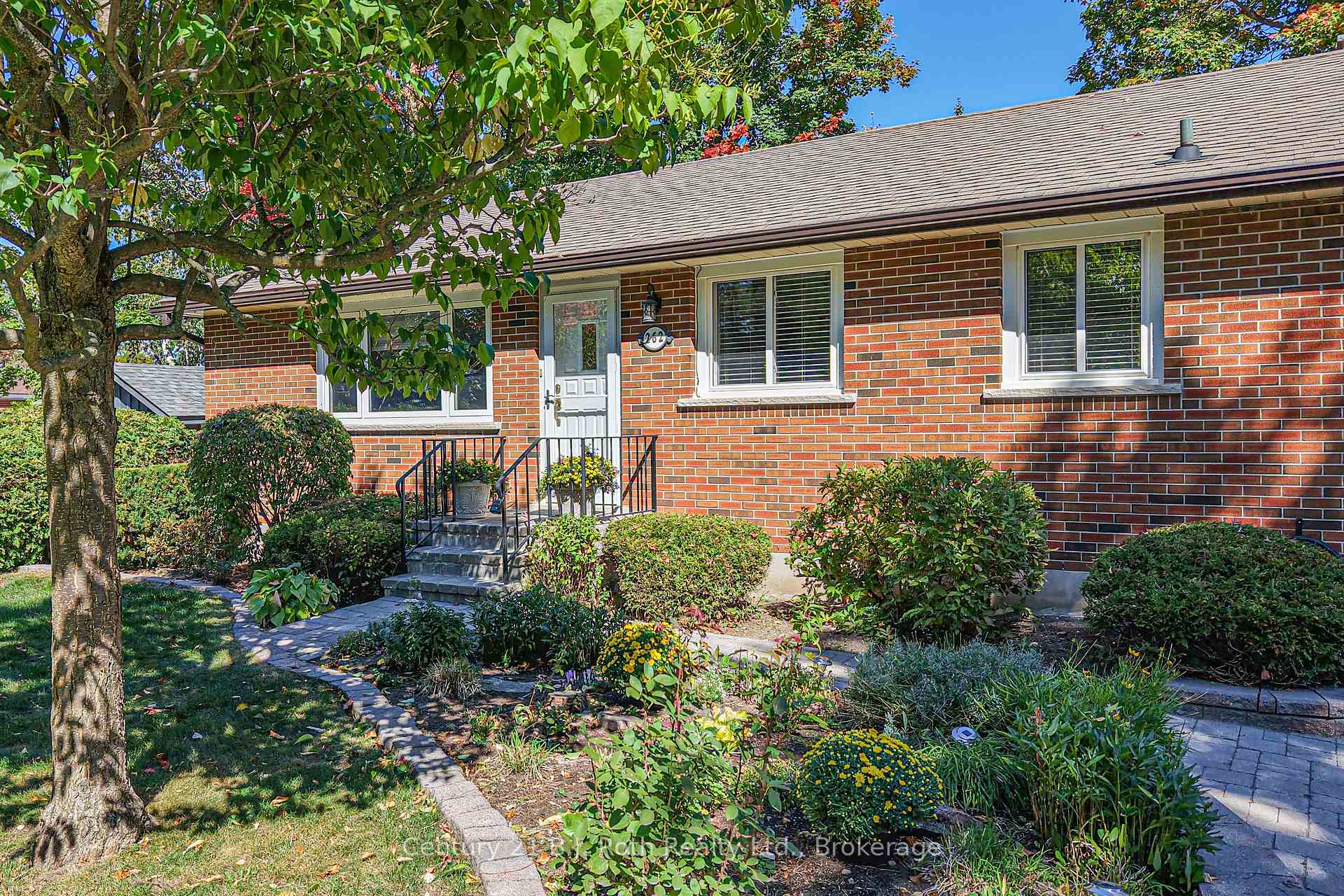 Photo 2 of 262 Lawrence Avenue, Orillia — HOMEH