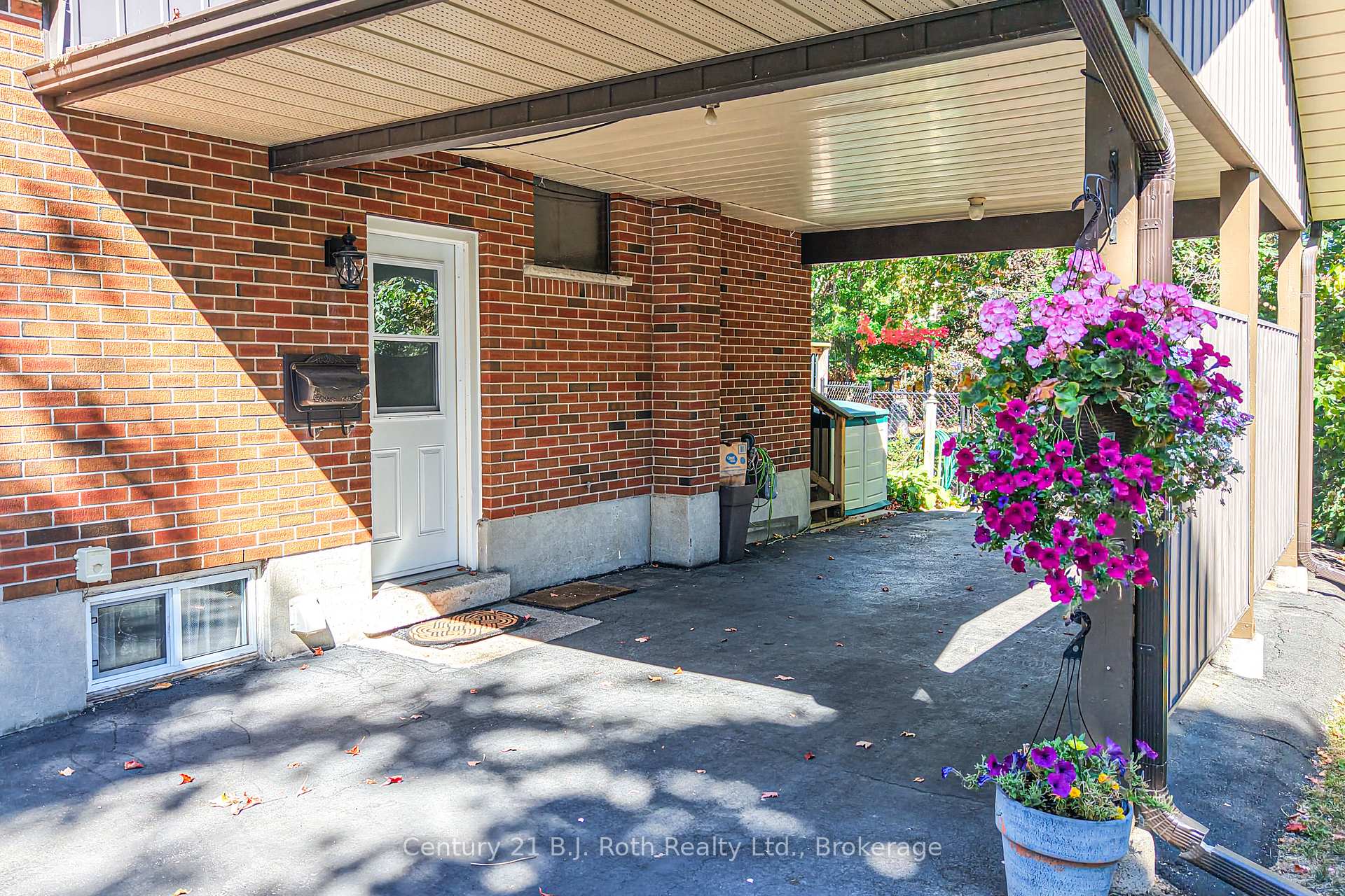 Photo 5 of 262 Lawrence Avenue, Orillia — HOMEH