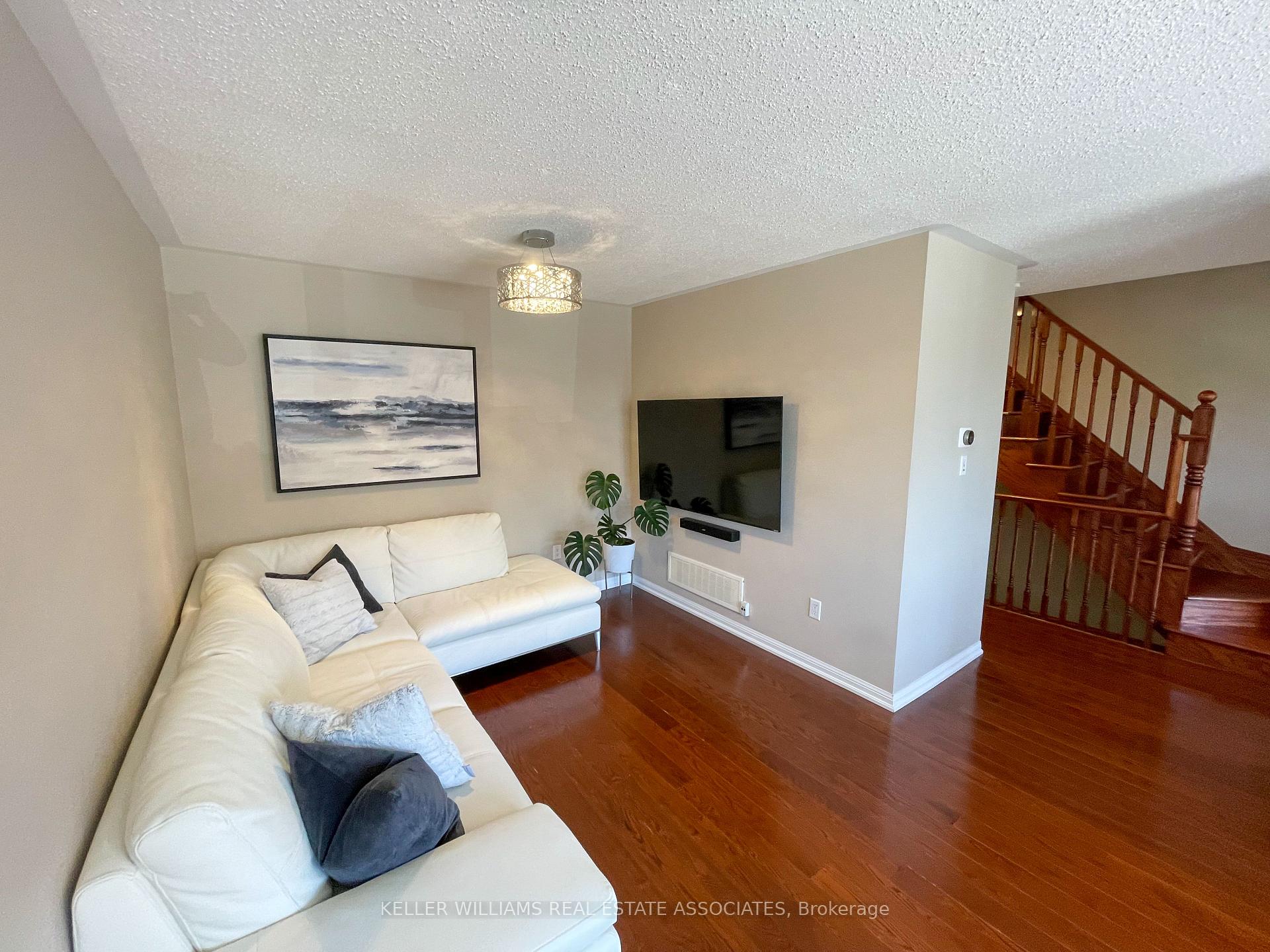 Photo 2 of 877 Willingdon Crescent, Milton, Harrison — HOMEH