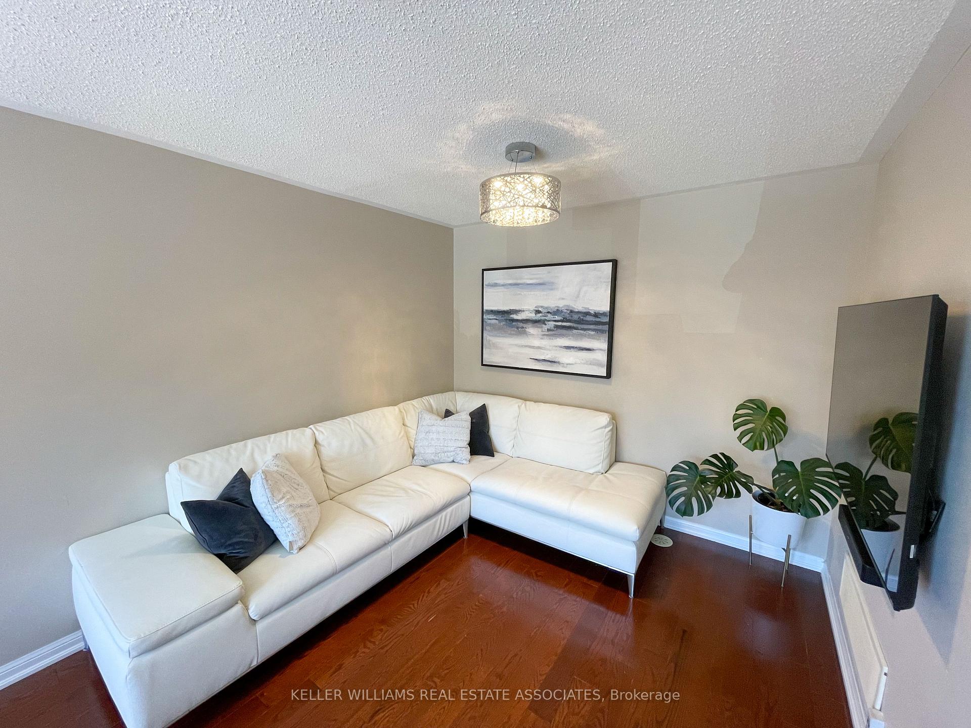 Photo 6 of 877 Willingdon Crescent, Milton, Harrison — HOMEH