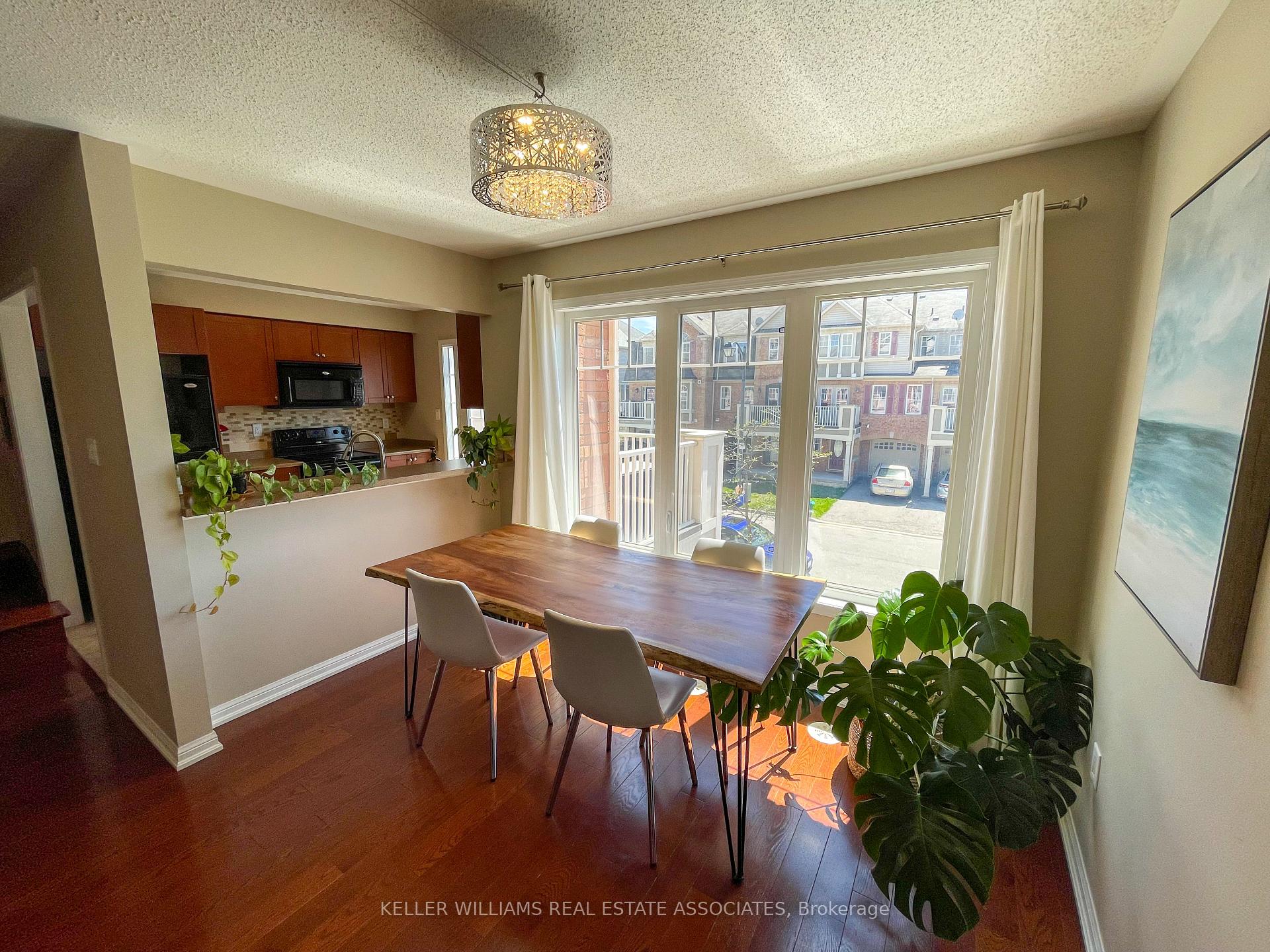 Photo 3 of 877 Willingdon Crescent, Milton, Harrison — HOMEH