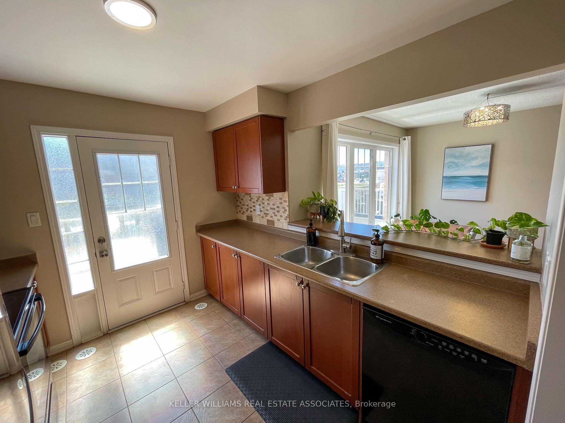 Photo 4 of 877 Willingdon Crescent, Milton, Harrison — HOMEH