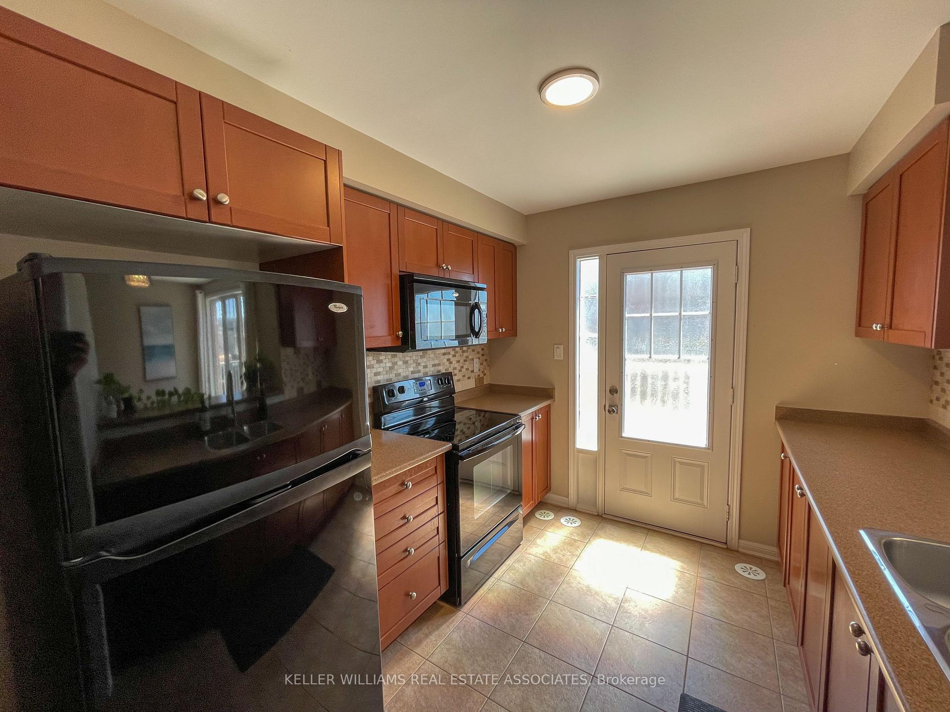 Photo 15 of 877 Willingdon Crescent, Milton, Harrison — HOMEH