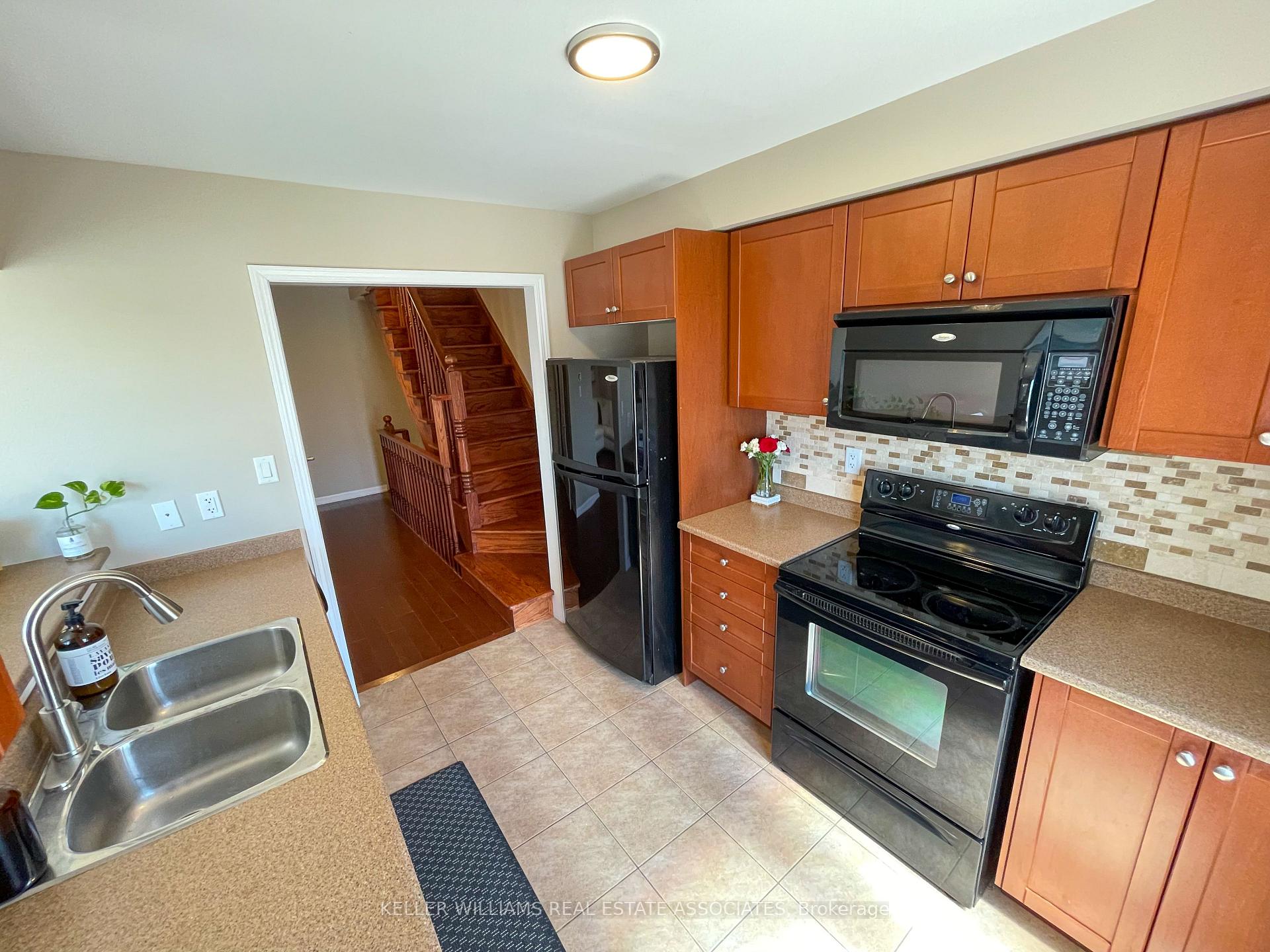 Photo 10 of 877 Willingdon Crescent, Milton, Harrison — HOMEH