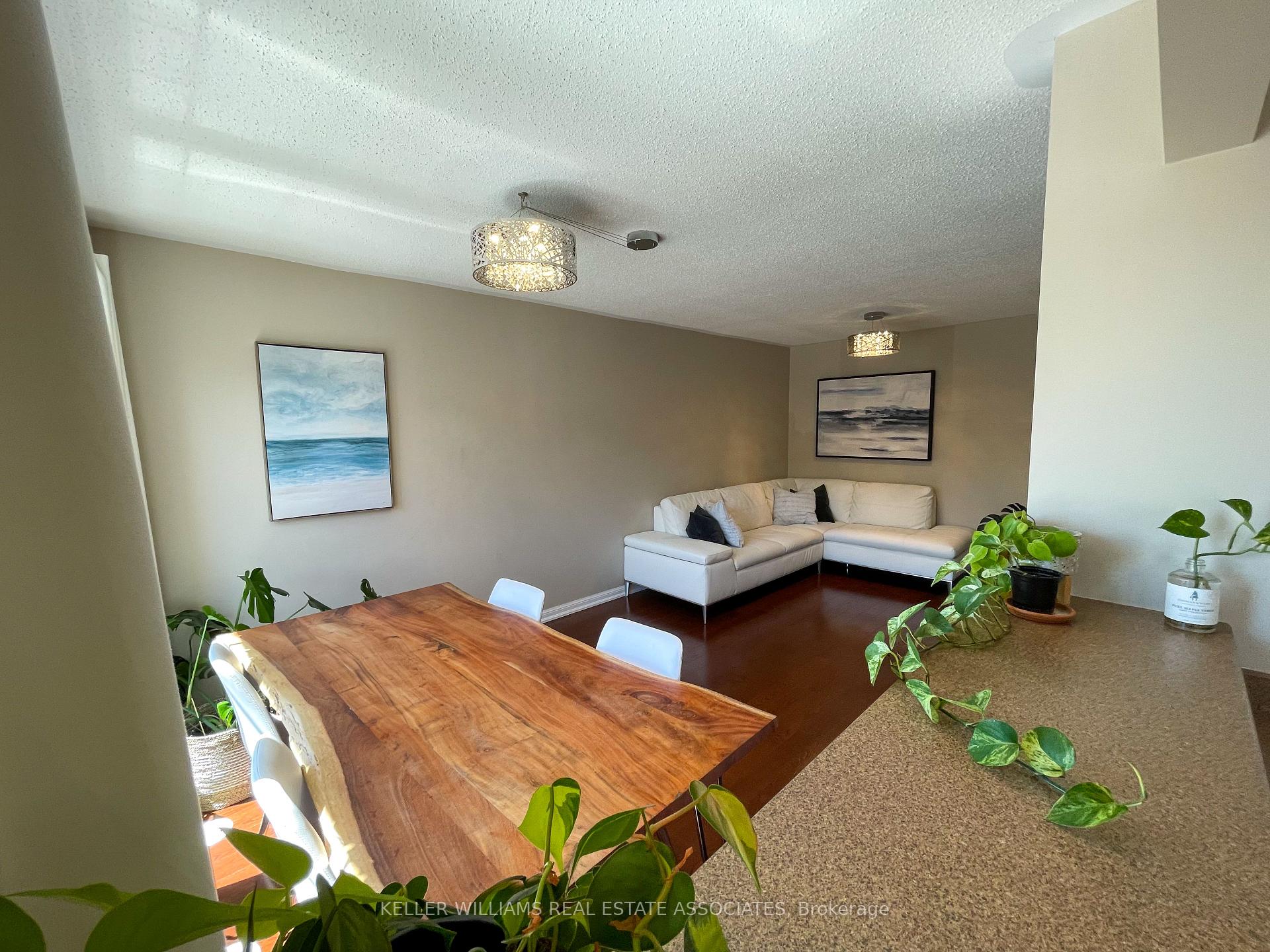 Photo 5 of 877 Willingdon Crescent, Milton, Harrison — HOMEH