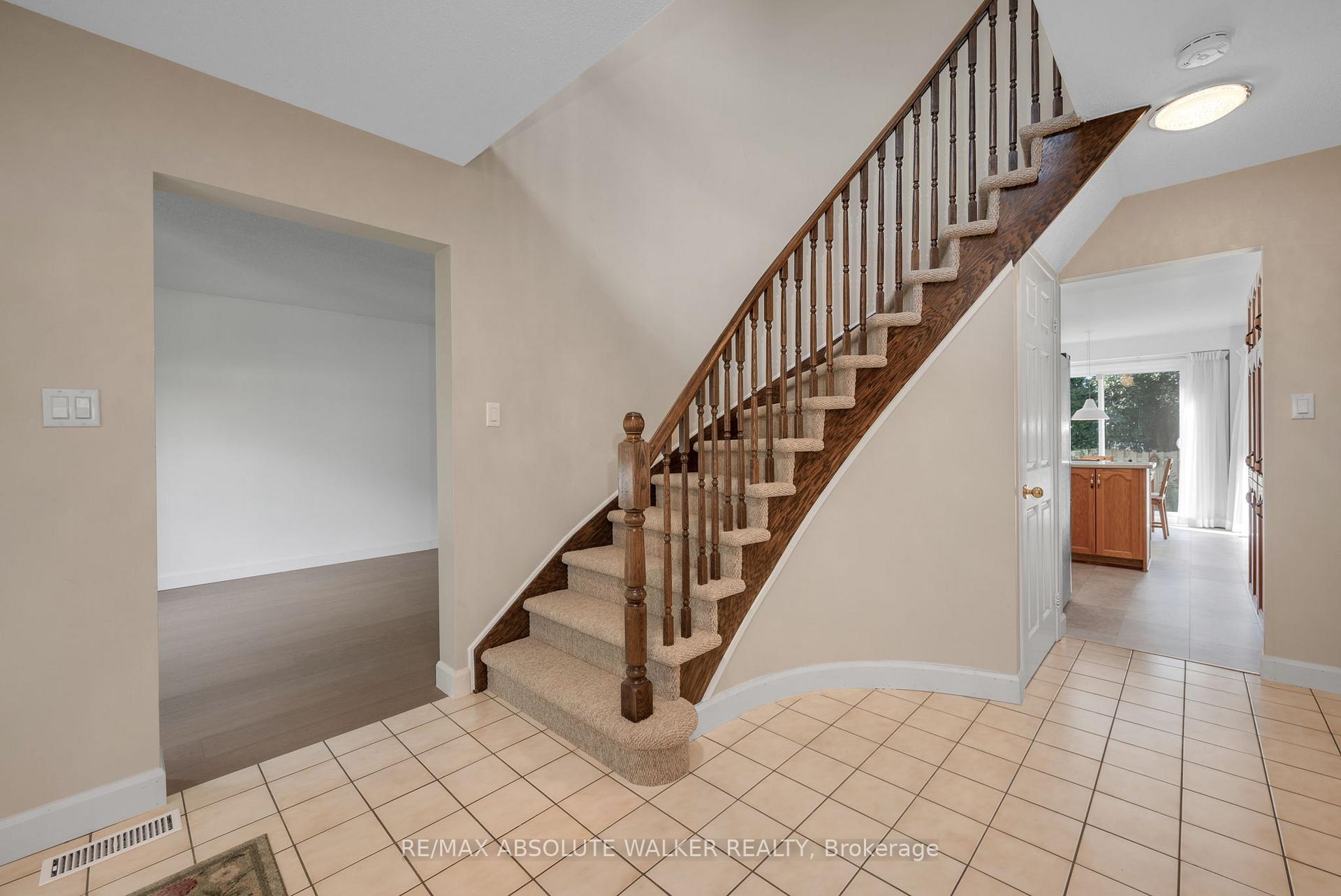Photo 3 of 763 Montcrest Drive, Ottawa, Fallingbrook/Ridgemount — HOMEH