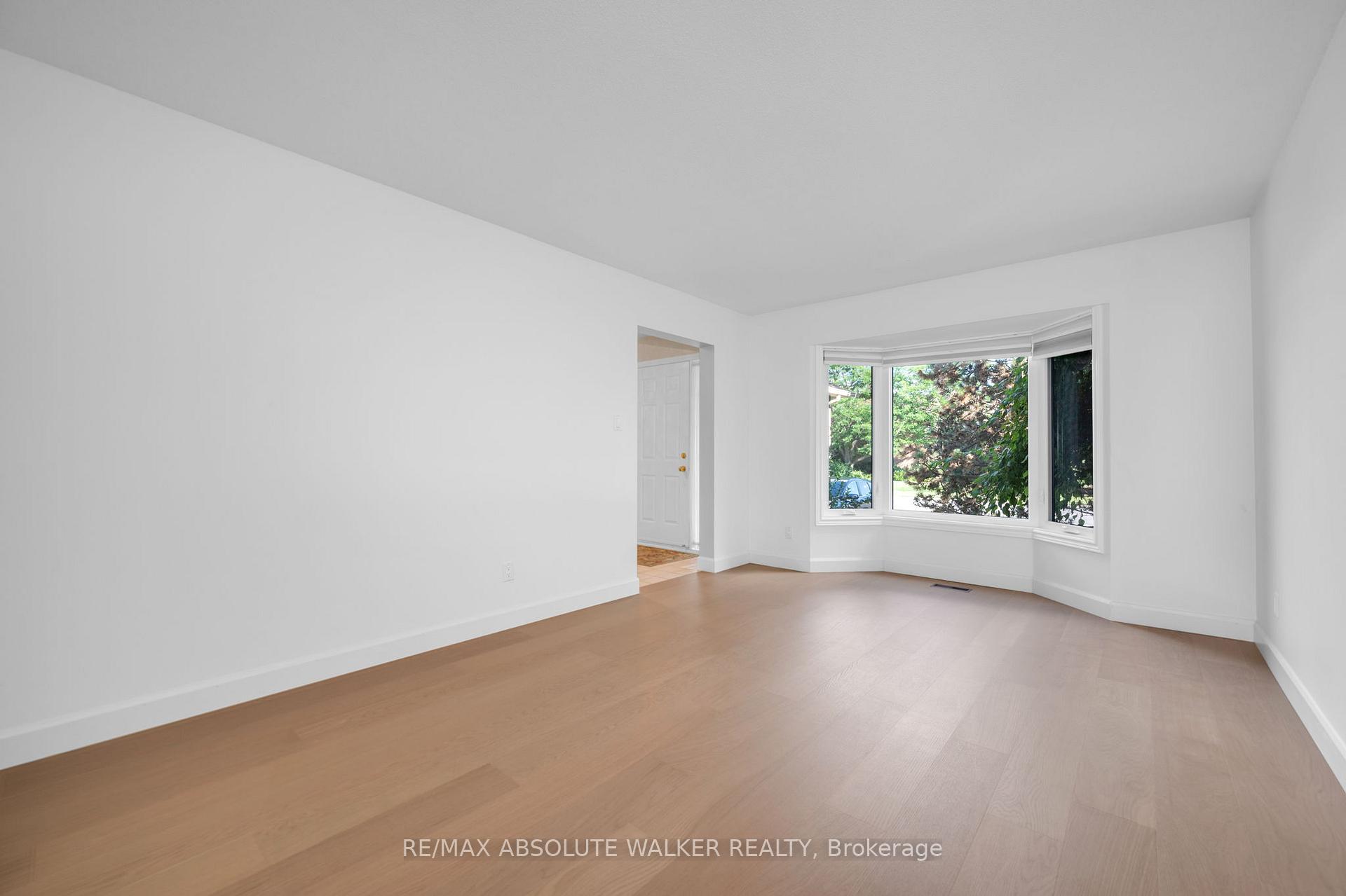 Photo 6 of 763 Montcrest Drive, Ottawa, Fallingbrook/Ridgemount — HOMEH