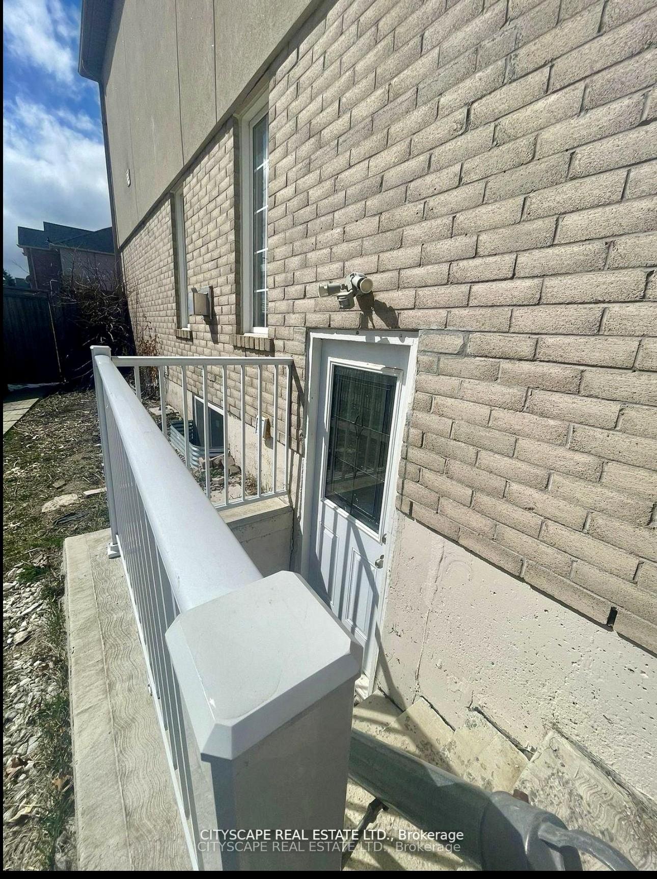 Front of Unit B, 1048 Zimmerman Crescent