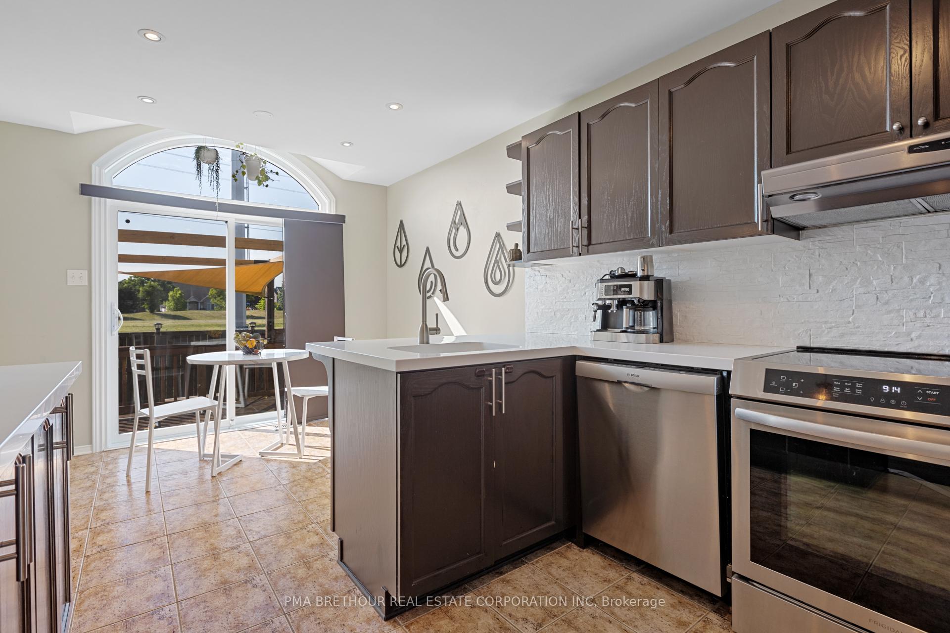 Photo 8 of 572 Renaissance Drive, Ottawa, Avalon East — HOMEH
