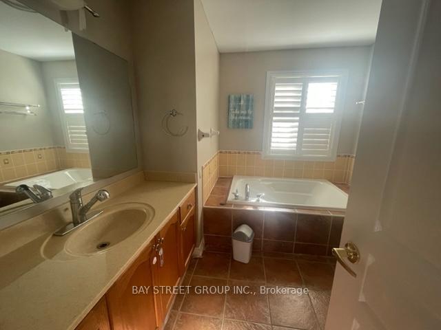 Photo 8 of 2 Castleview Crescent, Markham, Victoria Manor-Jennings Gate — HOMEH