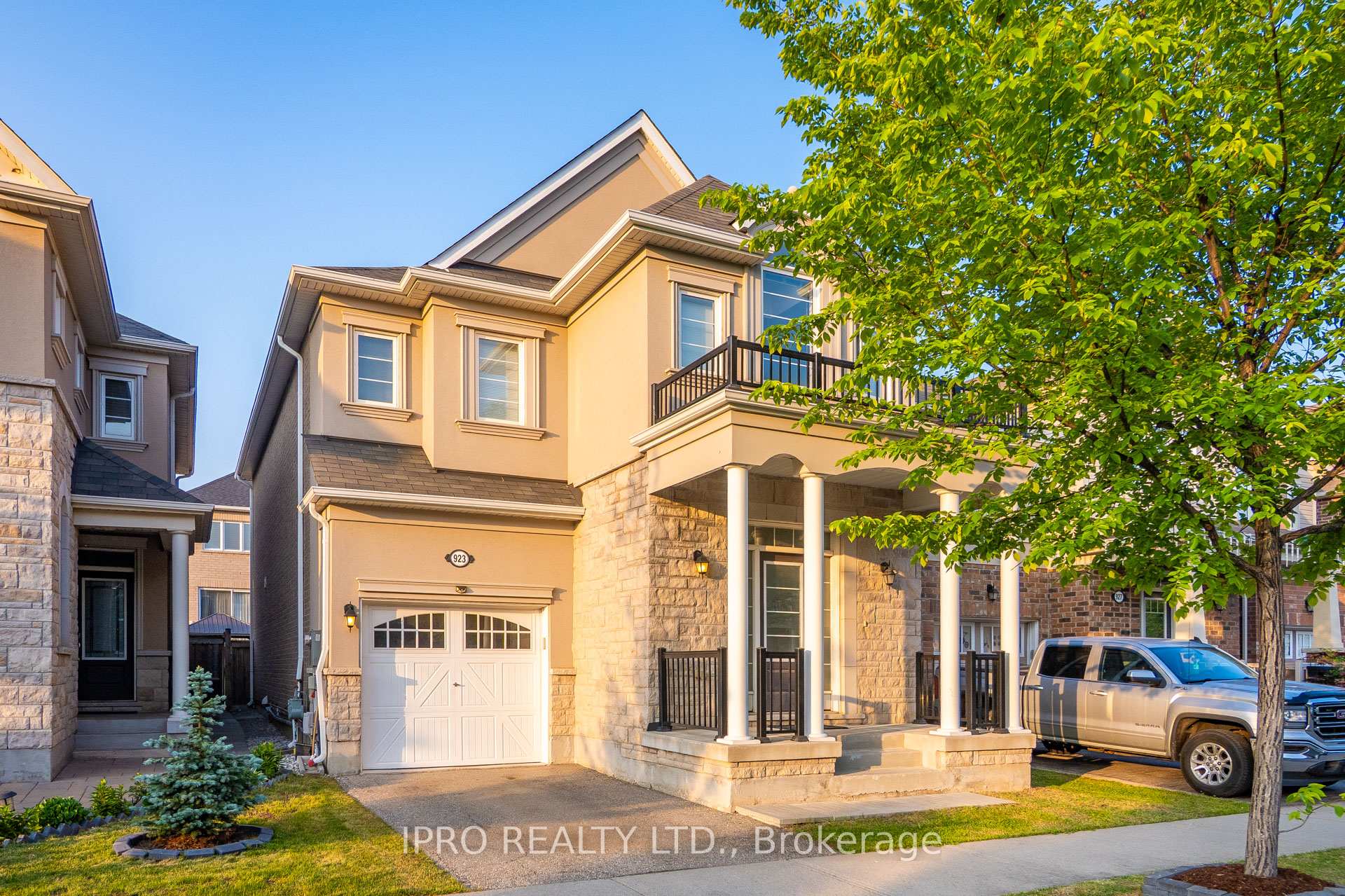 Front of 923 Penson Crescent
