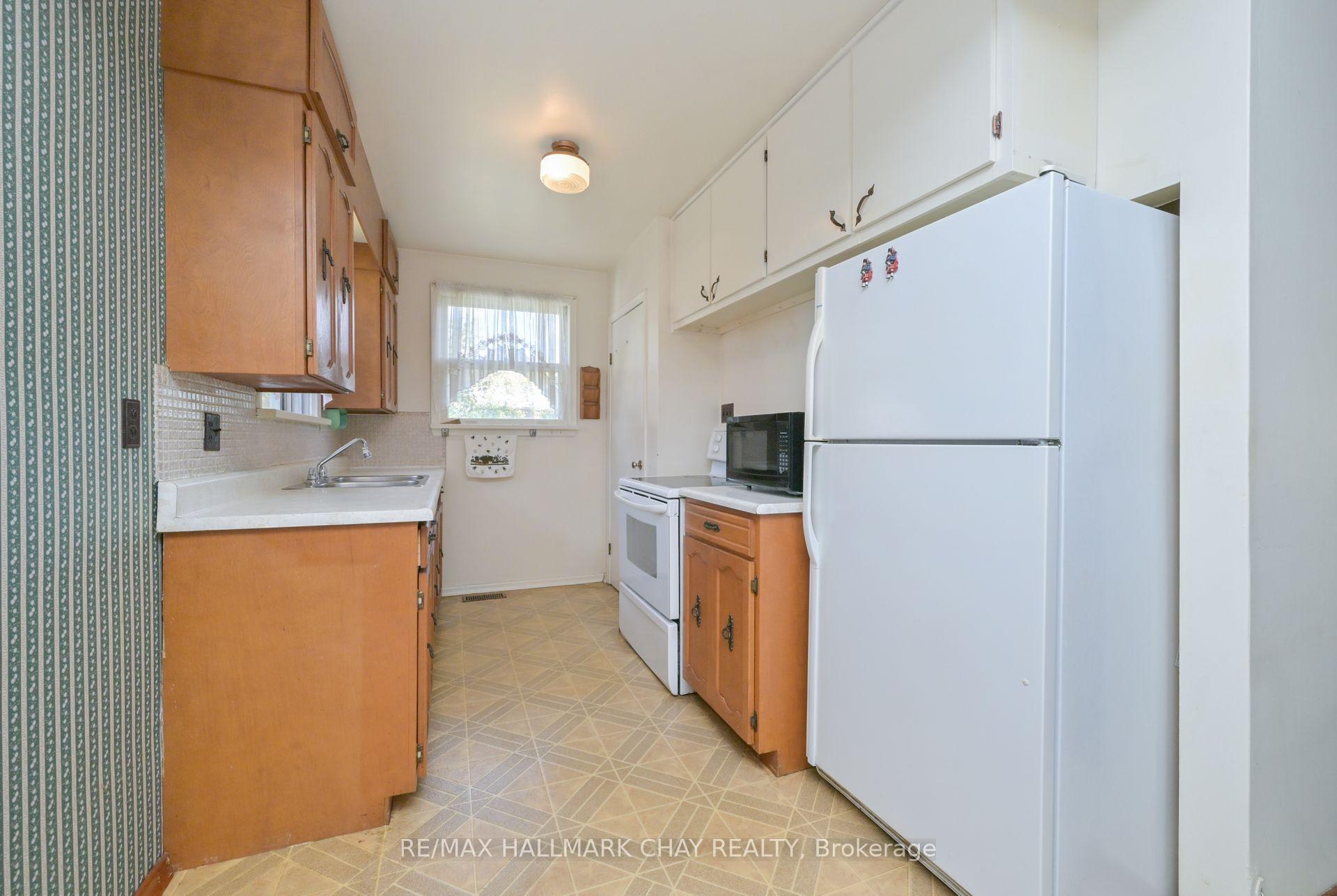 Photo 5 of 20 Leach Street, Orillia — HOMEH