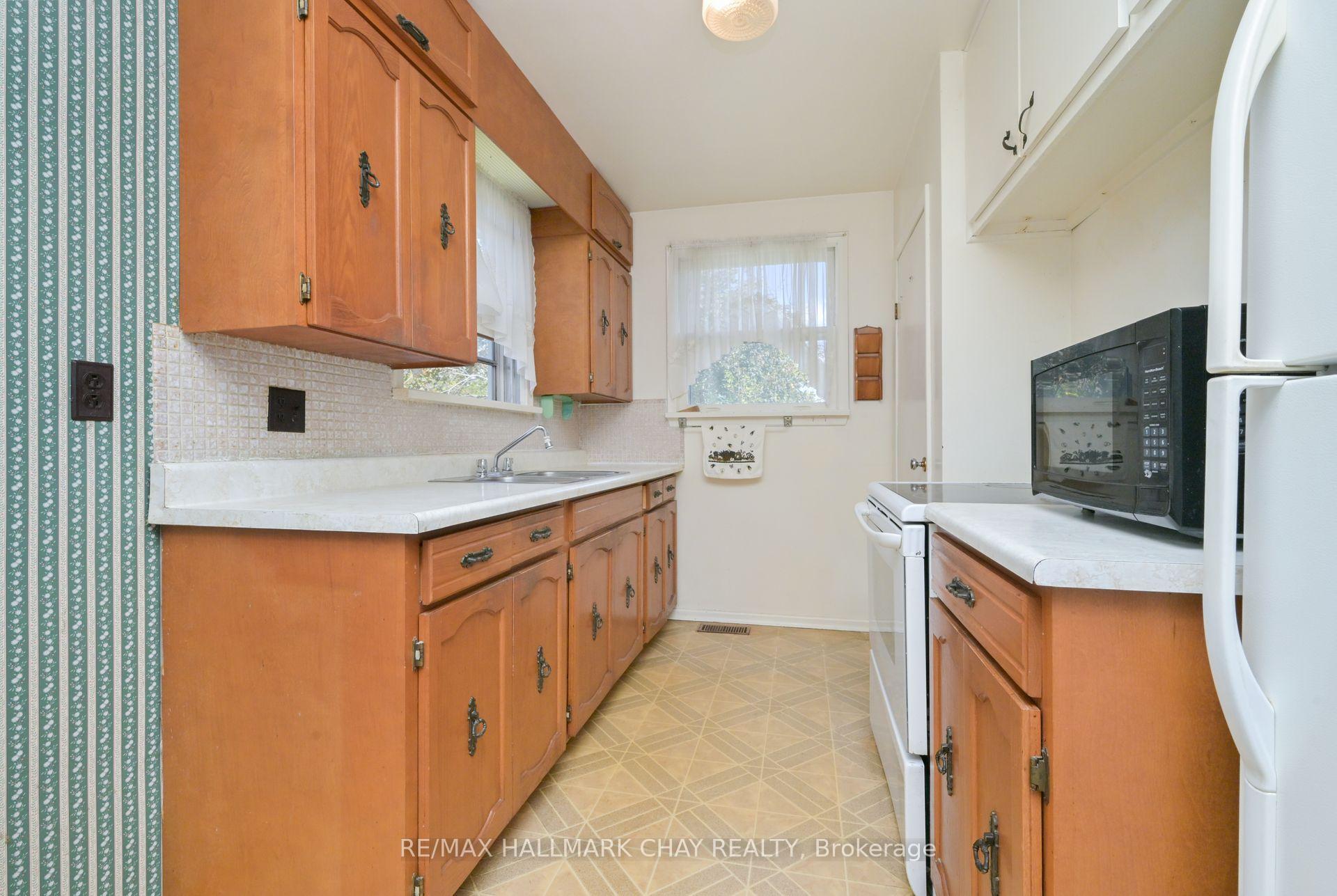 Photo 6 of 20 Leach Street, Orillia — HOMEH