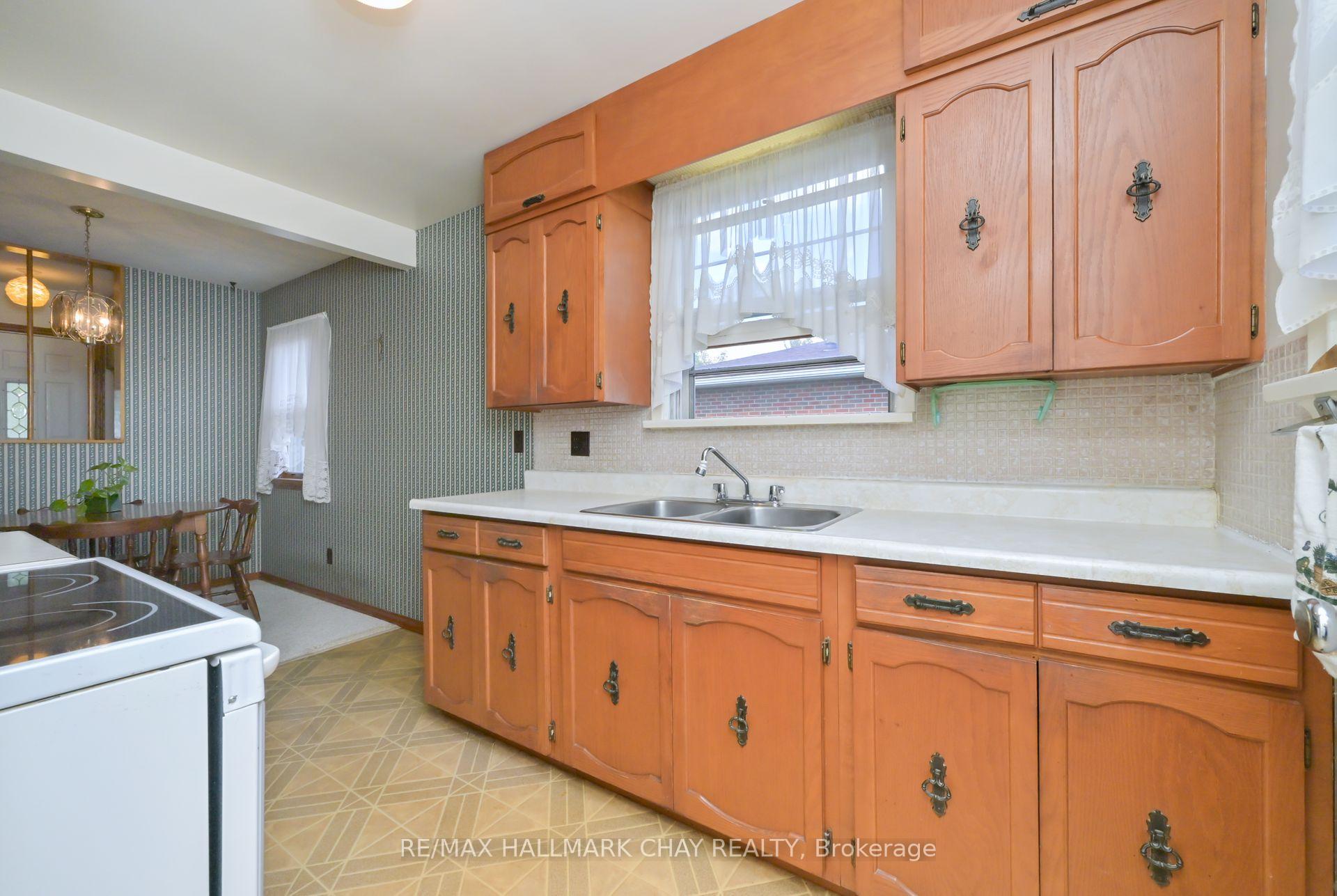 Photo 7 of 20 Leach Street, Orillia — HOMEH