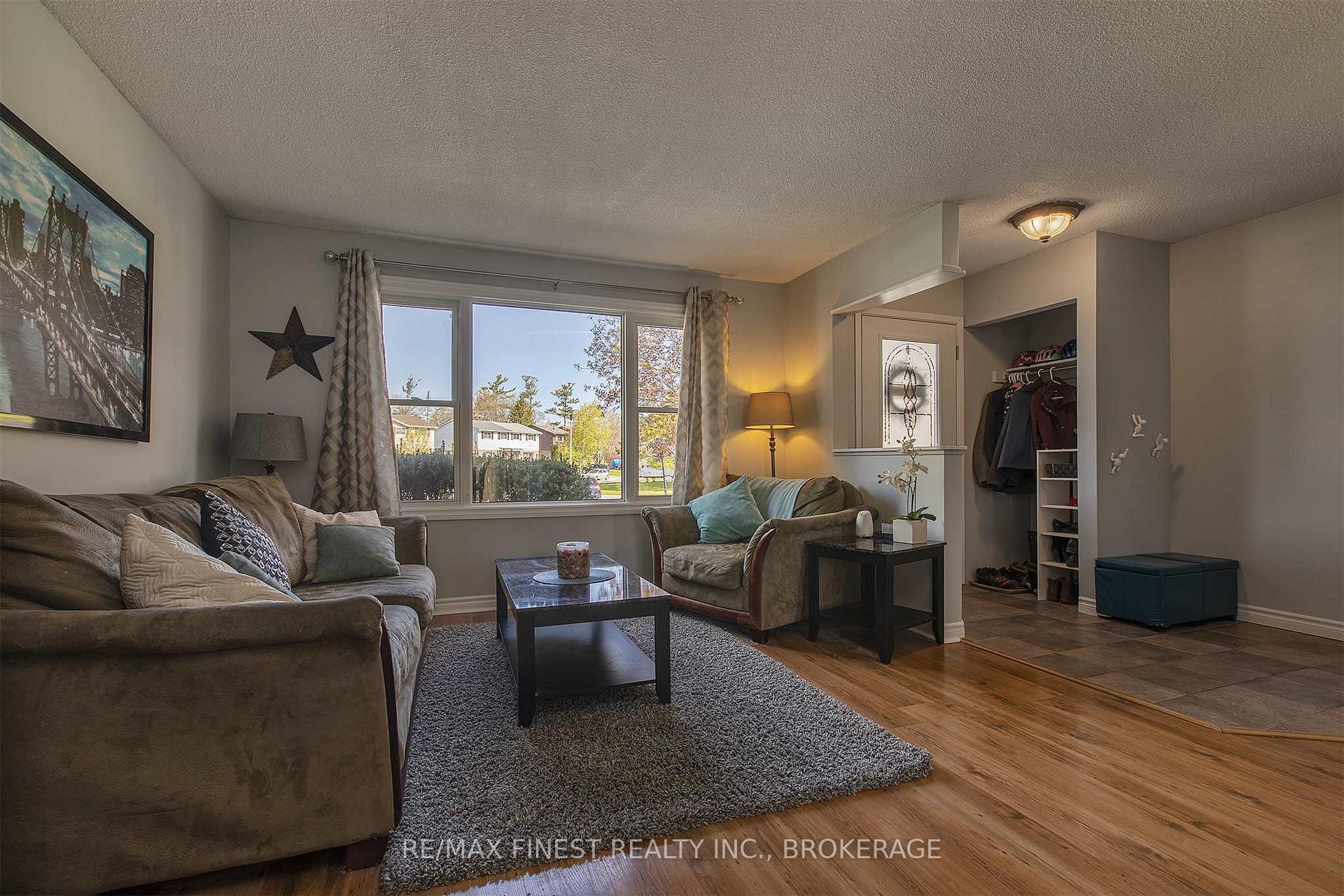 Photo 2 of 998 Sprucewood Crescent, Kingston, City Northwest — HOMEH
