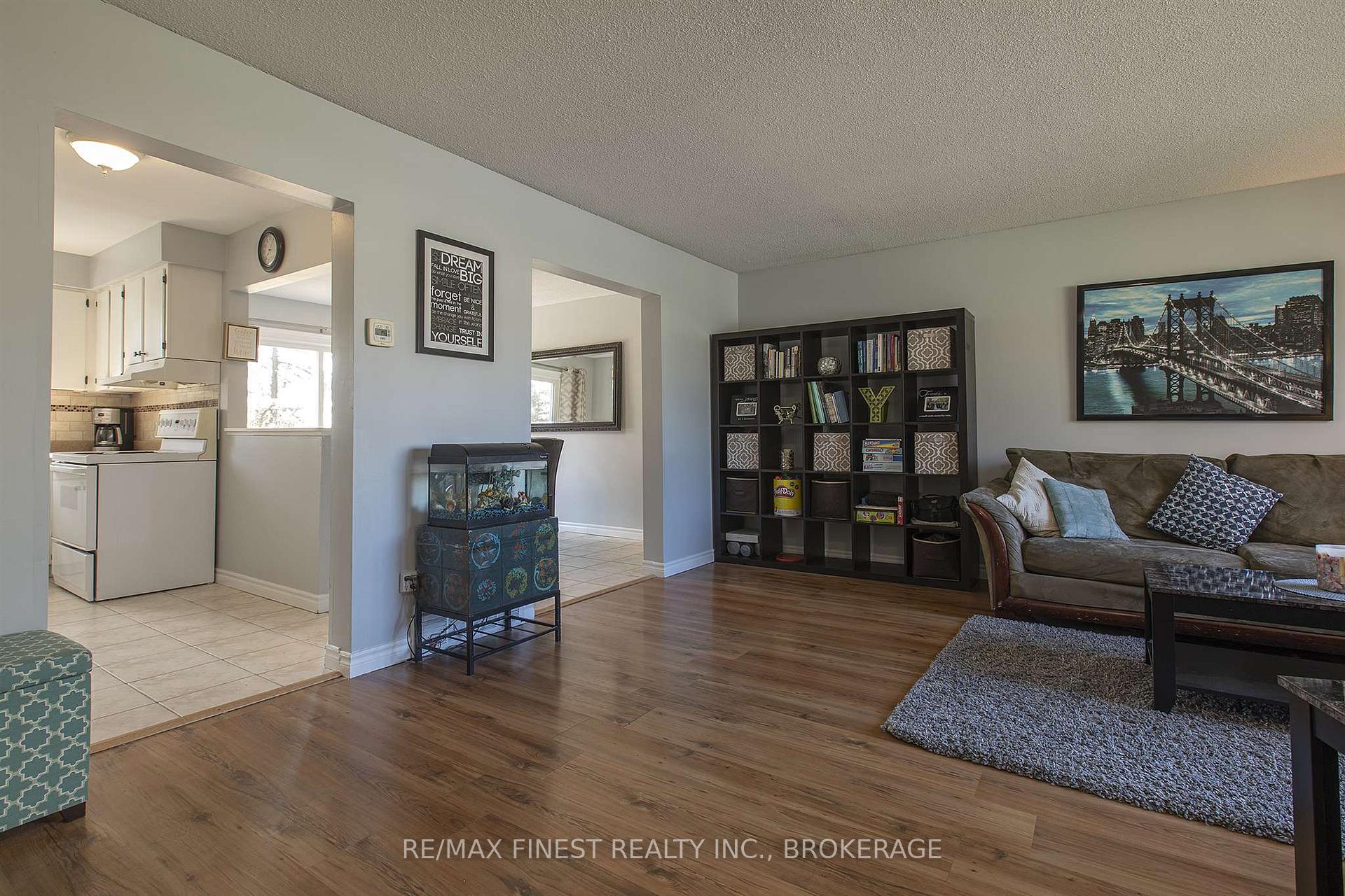 Photo 3 of 998 Sprucewood Crescent, Kingston, City Northwest — HOMEH
