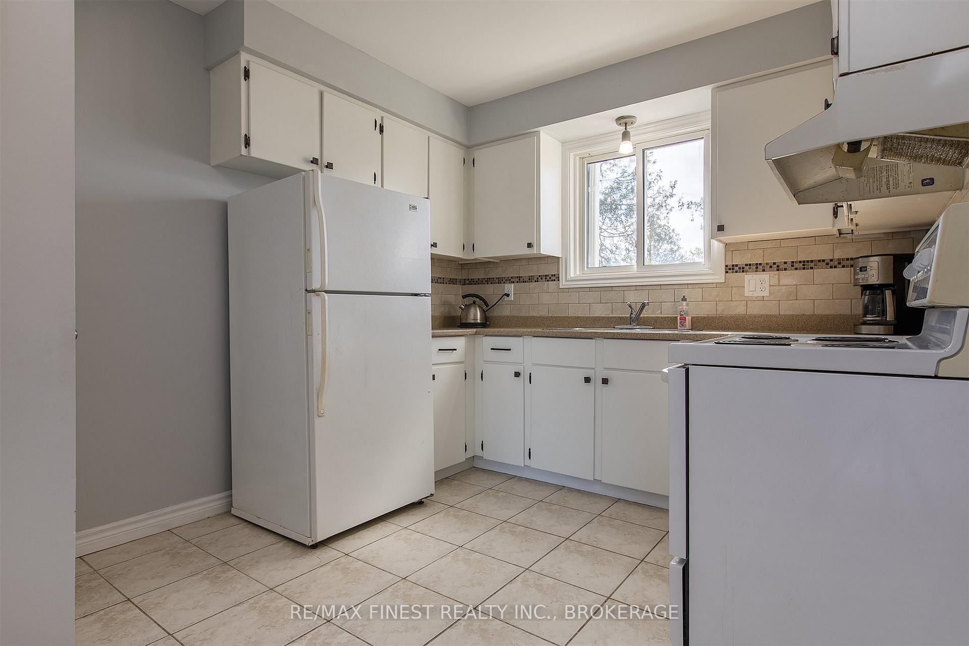 Photo 6 of 998 Sprucewood Crescent, Kingston, City Northwest — HOMEH