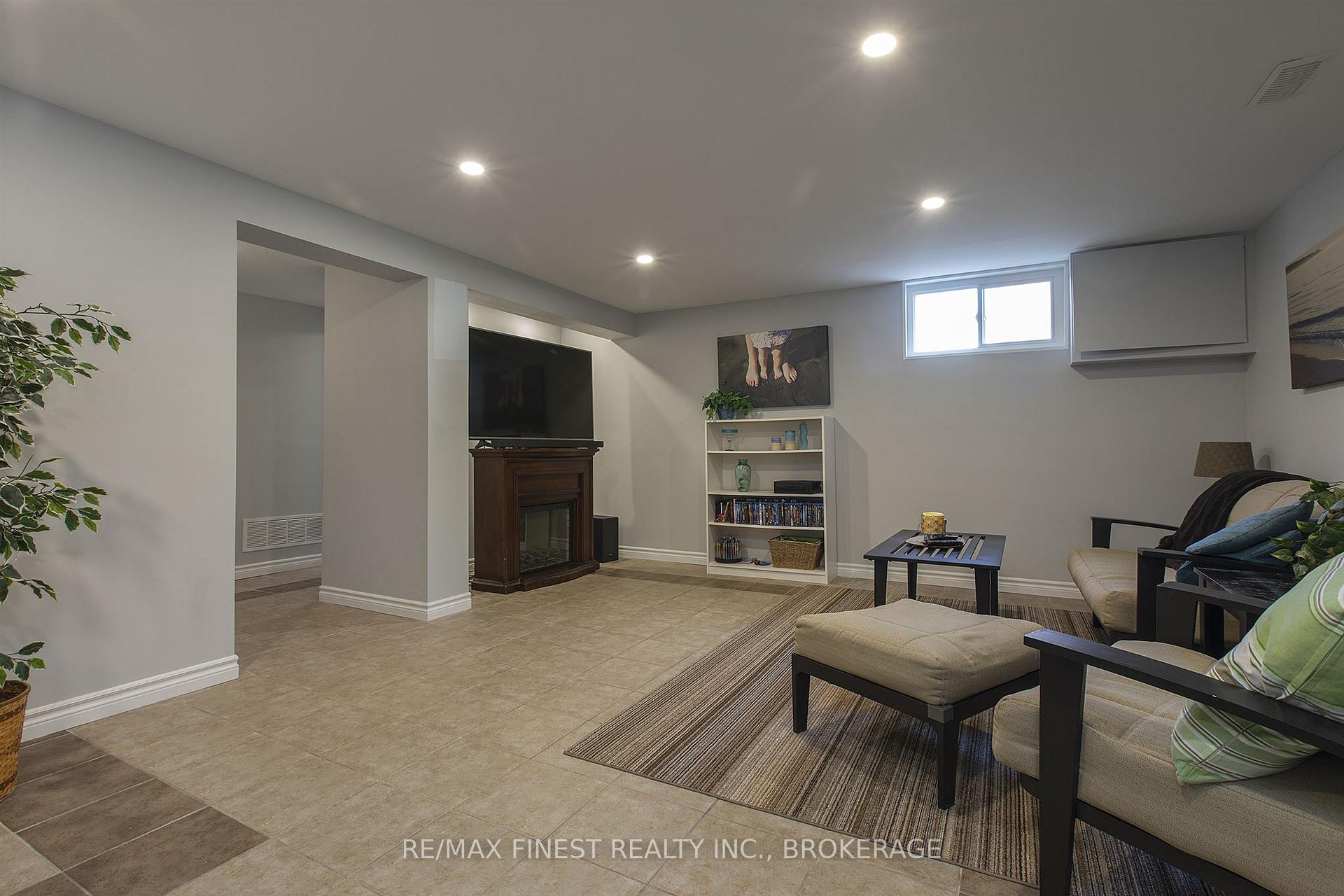 Photo 7 of 998 Sprucewood Crescent, Kingston, City Northwest — HOMEH