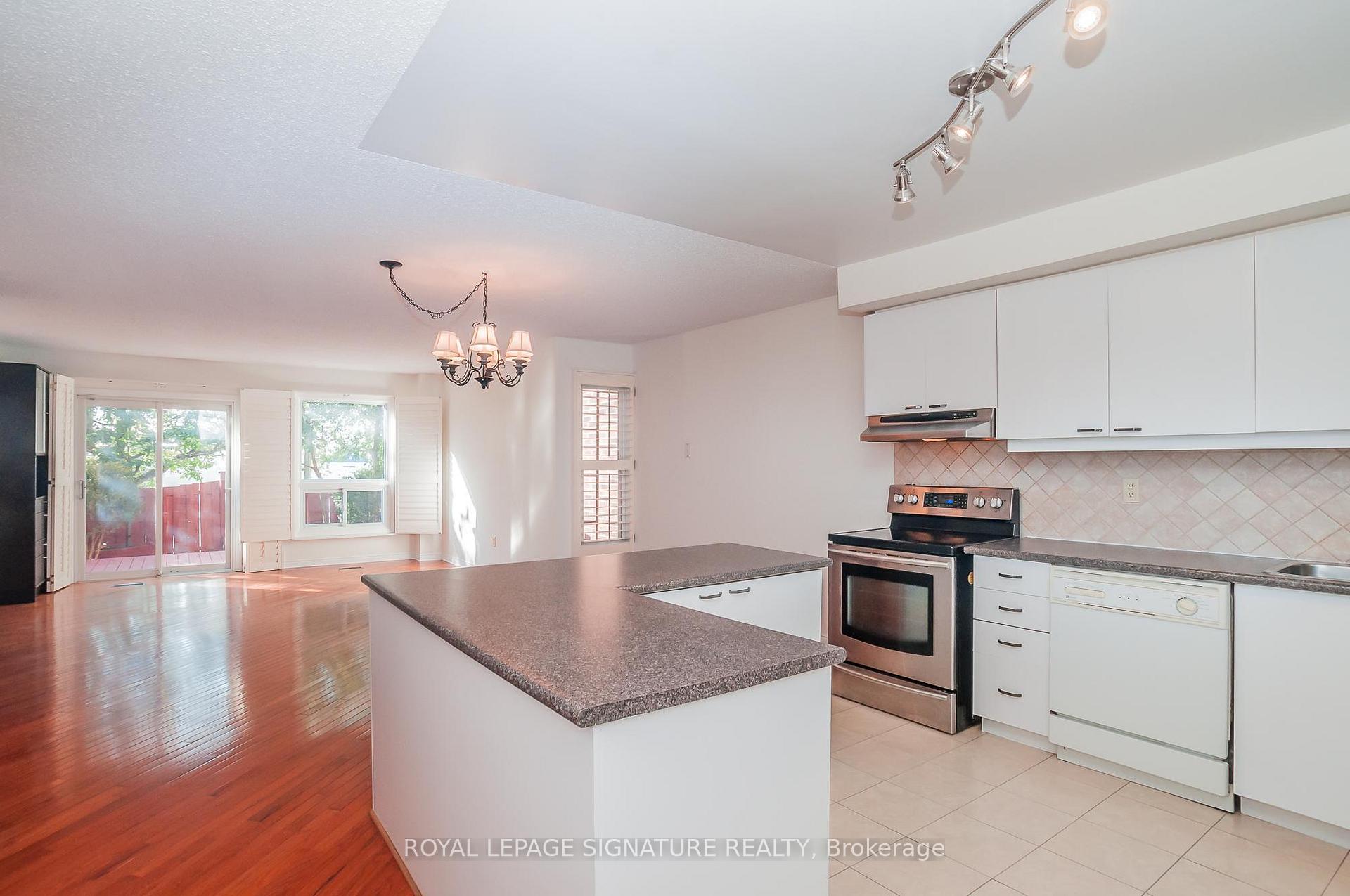 Photo 4 of 45 Augusta Court, Markham, Royal Orchard — HOMEH