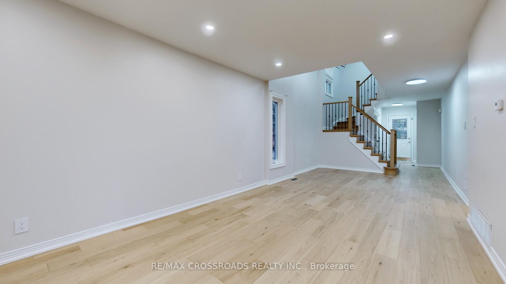 Photo 5 of 54 Foxglove Court, Markham, Unionville — HOMEH