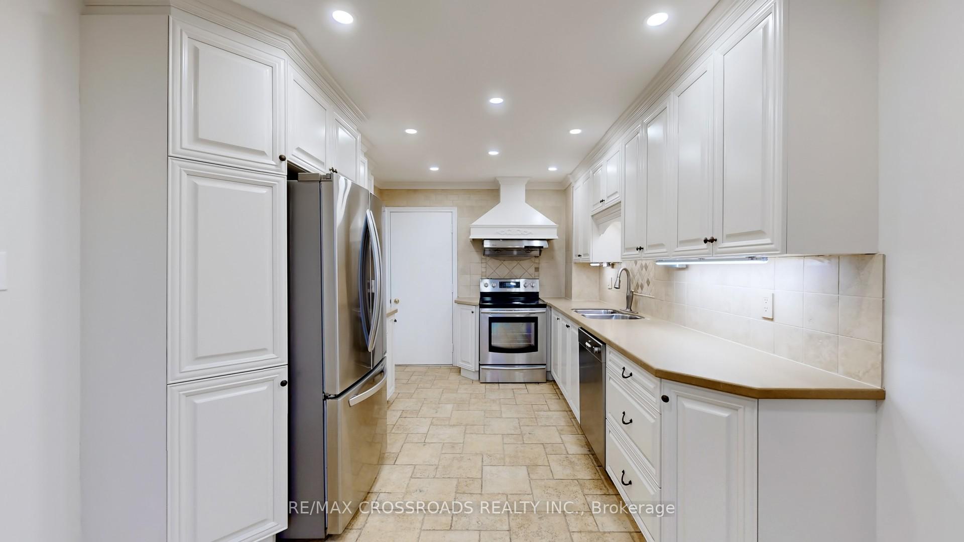 Photo 7 of 54 Foxglove Court, Markham, Unionville — HOMEH